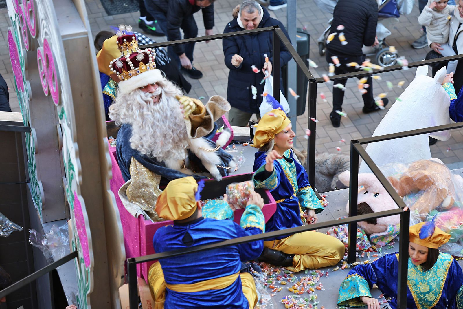 Las mejores fotografías de la salida y recorrido de la cabalgata de Reyes Magos 2026
