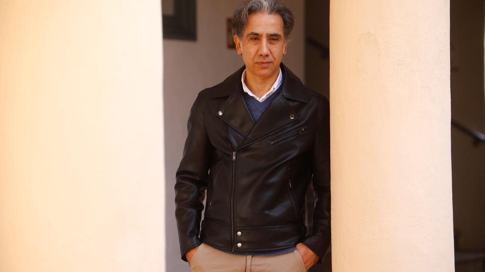 Carlos Arce, delegado de APDH en Córdoba, posa en el patio de la facultad de Derecho de la UCO.