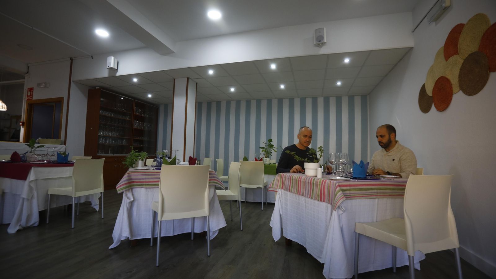 Comensales en el restaurante.