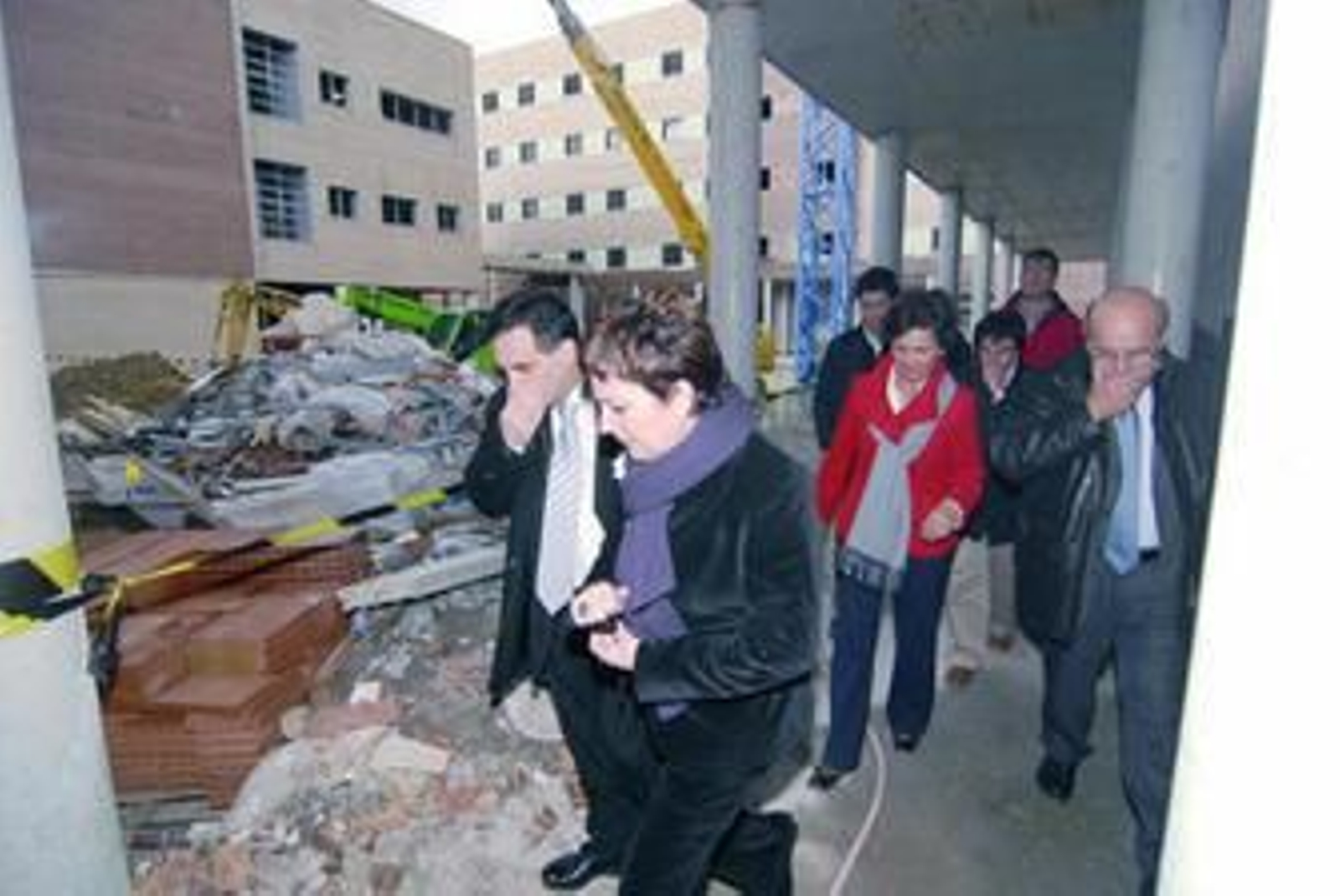 Mercedes Gallizo, junto a Nahum Álvarez, en su visita a las obras del Centro Social de Inserción.