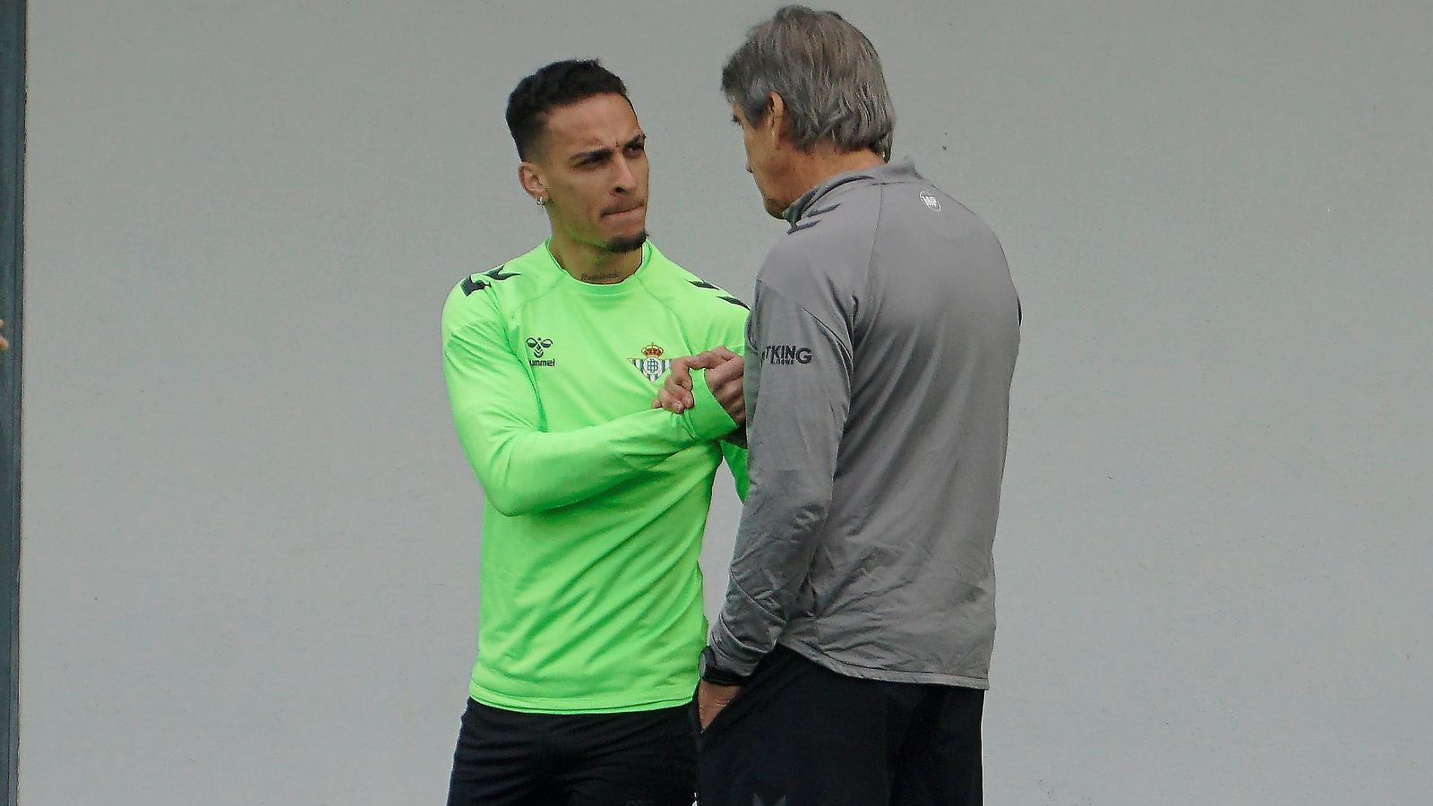 Manuel Pellegrini saluda y dialoga con Antony en un momento del entrenamiento de ayer.