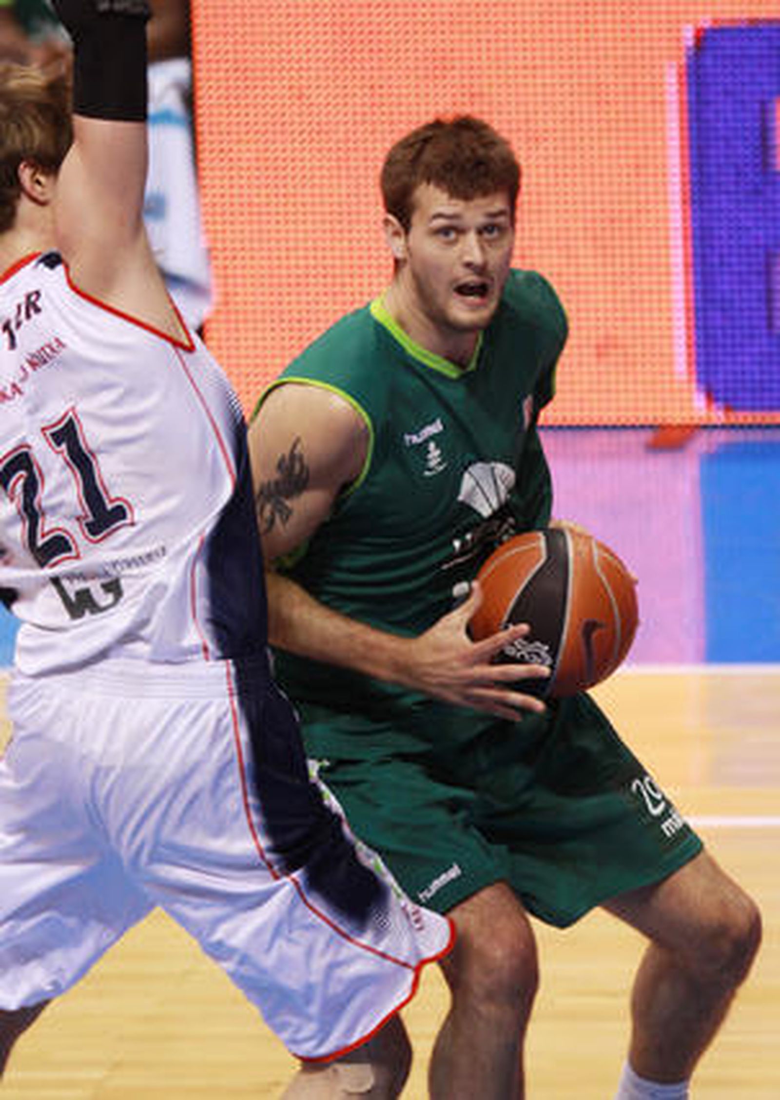 Los malagueños firman un 12-5 en la segunda vuelta y tras ganar al equipo vitoriano (70-62) consiguen el deseado quinto puesto


Foto: Migue fernandez