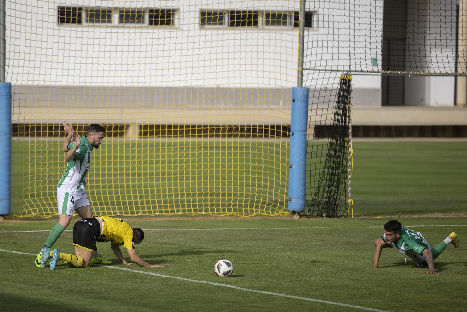 Imágenes del partido entre el San Roque de Lepe y el Atlético Sanluqueño