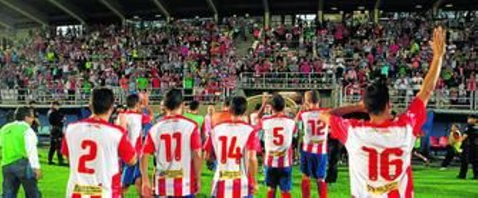 Los jugadores albirrojos agradecen la ovación de los aficionados el pasado domingo tras la victoria ante el Albacete en el Nuevo Mirador.