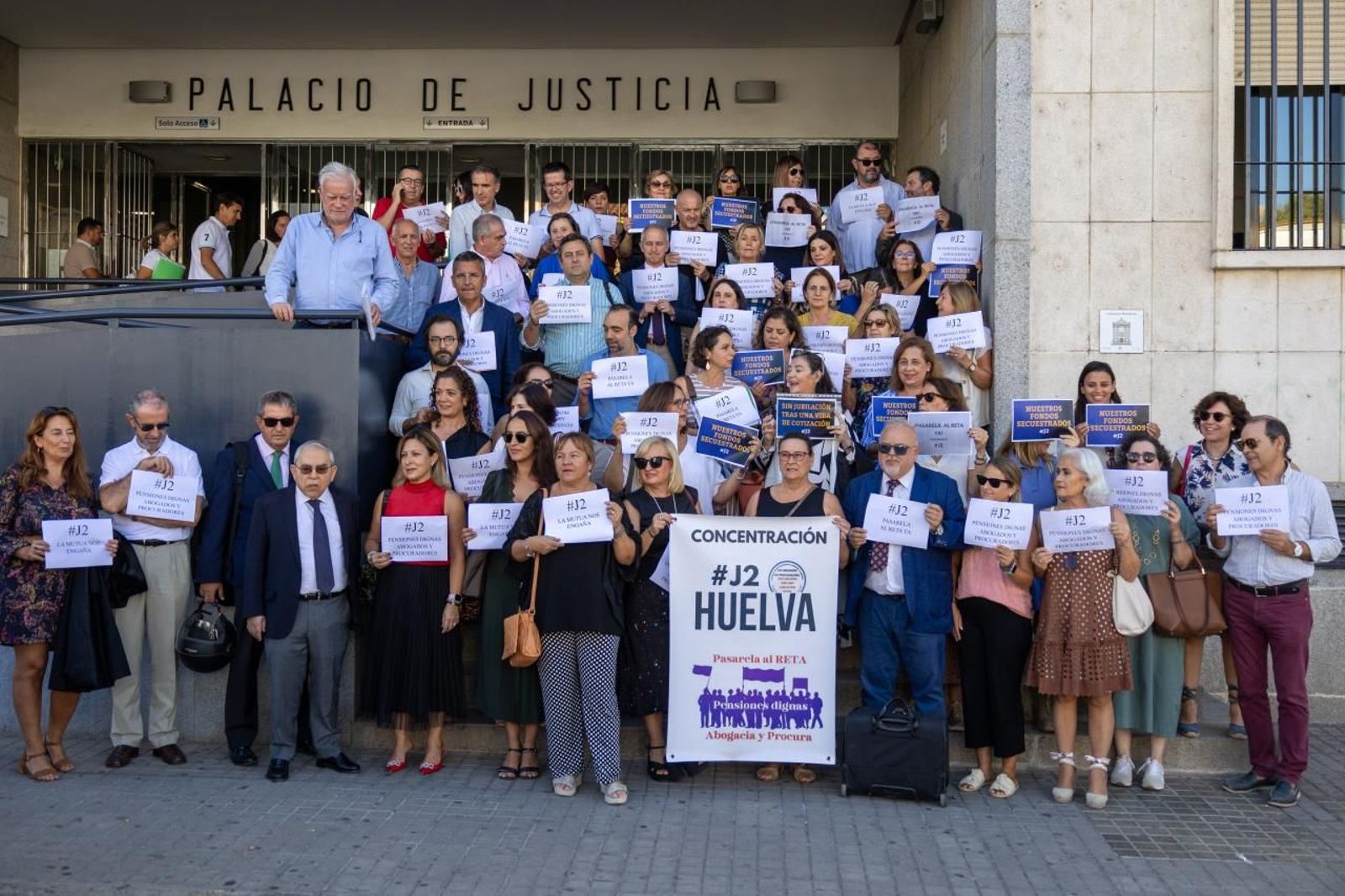 Concentración a las puertas de la Audiencia Provincial.