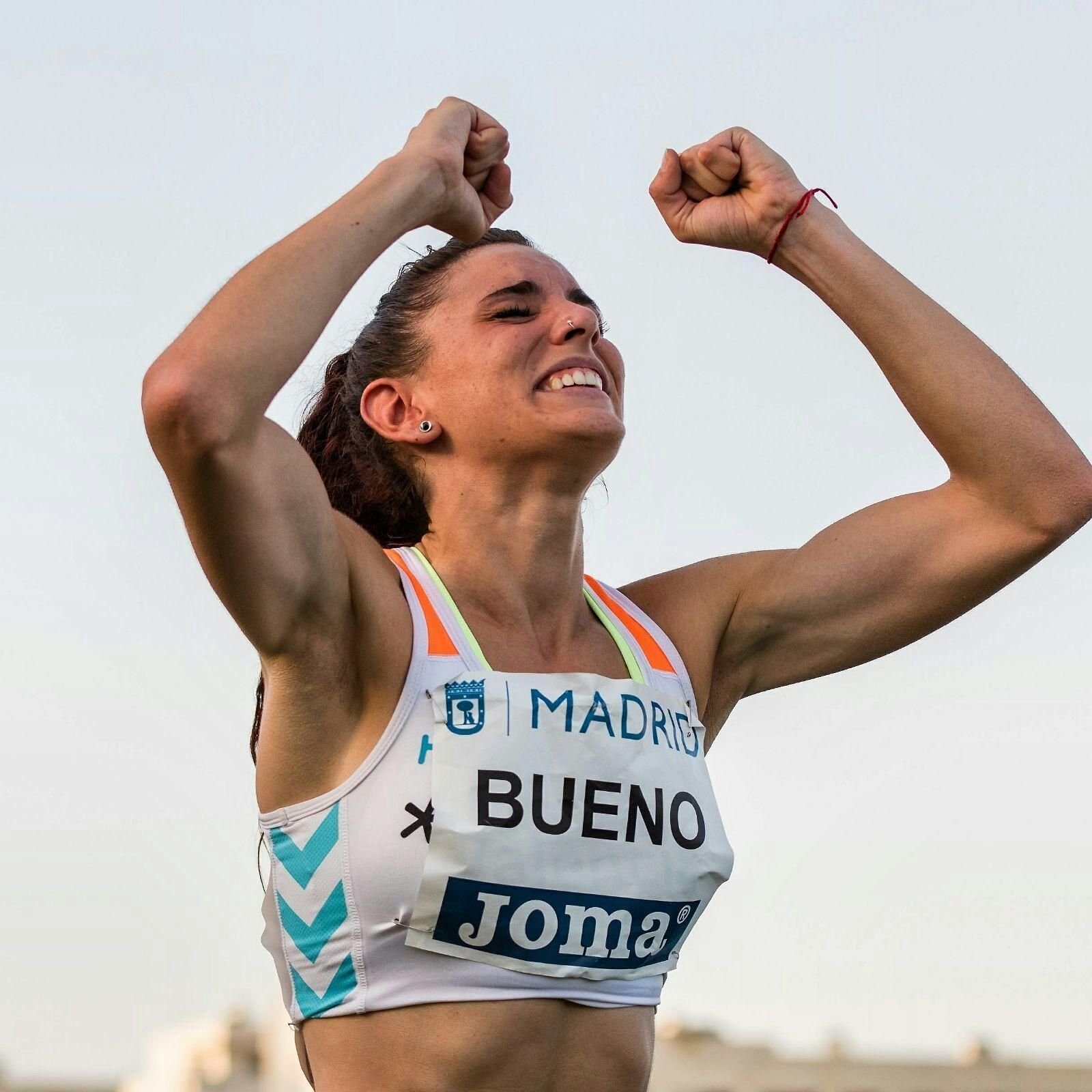 Laura Bueno, dedicándole su victoria en el Meeting de Madrid a su abuelo.