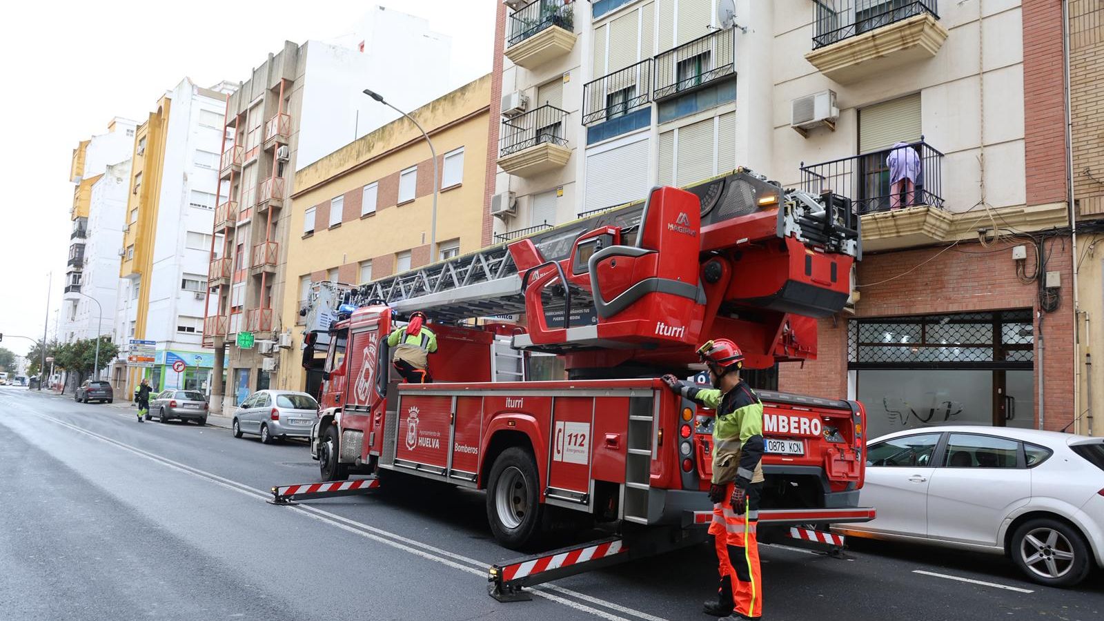 Bomberos en la calle Galaroza.