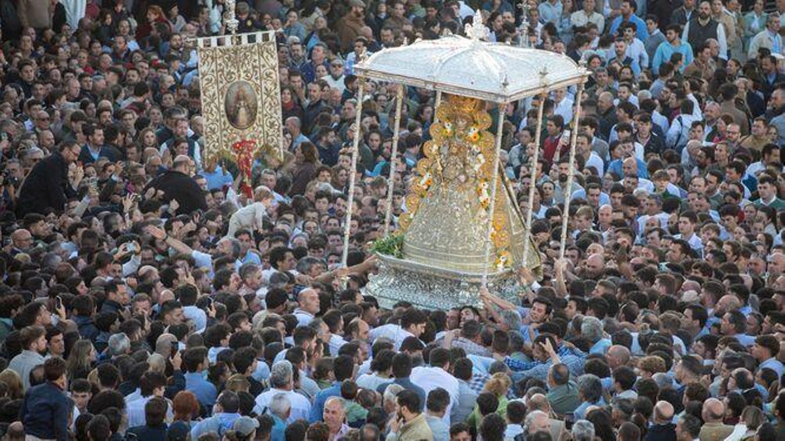 Procesión de la Virgen del Rocío por las calles de la aldea