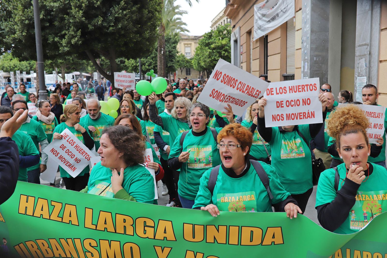 Los afectados, este lunes en la plaza del Arenal.