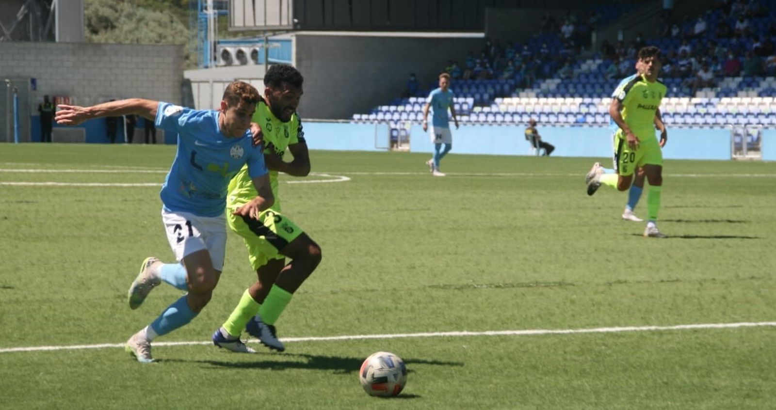 Michael Conejero, extremo del Ciudad de Lucena, supera a un defensa del Ceuta.