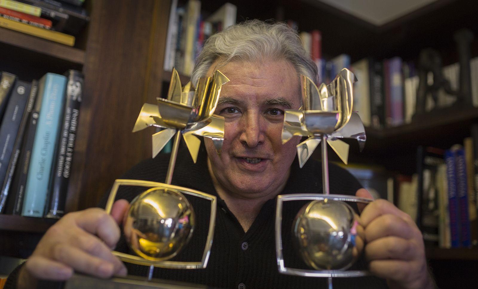 Juan Lebrón, junto a algunos de sus 'trofeos' cinematográficos.