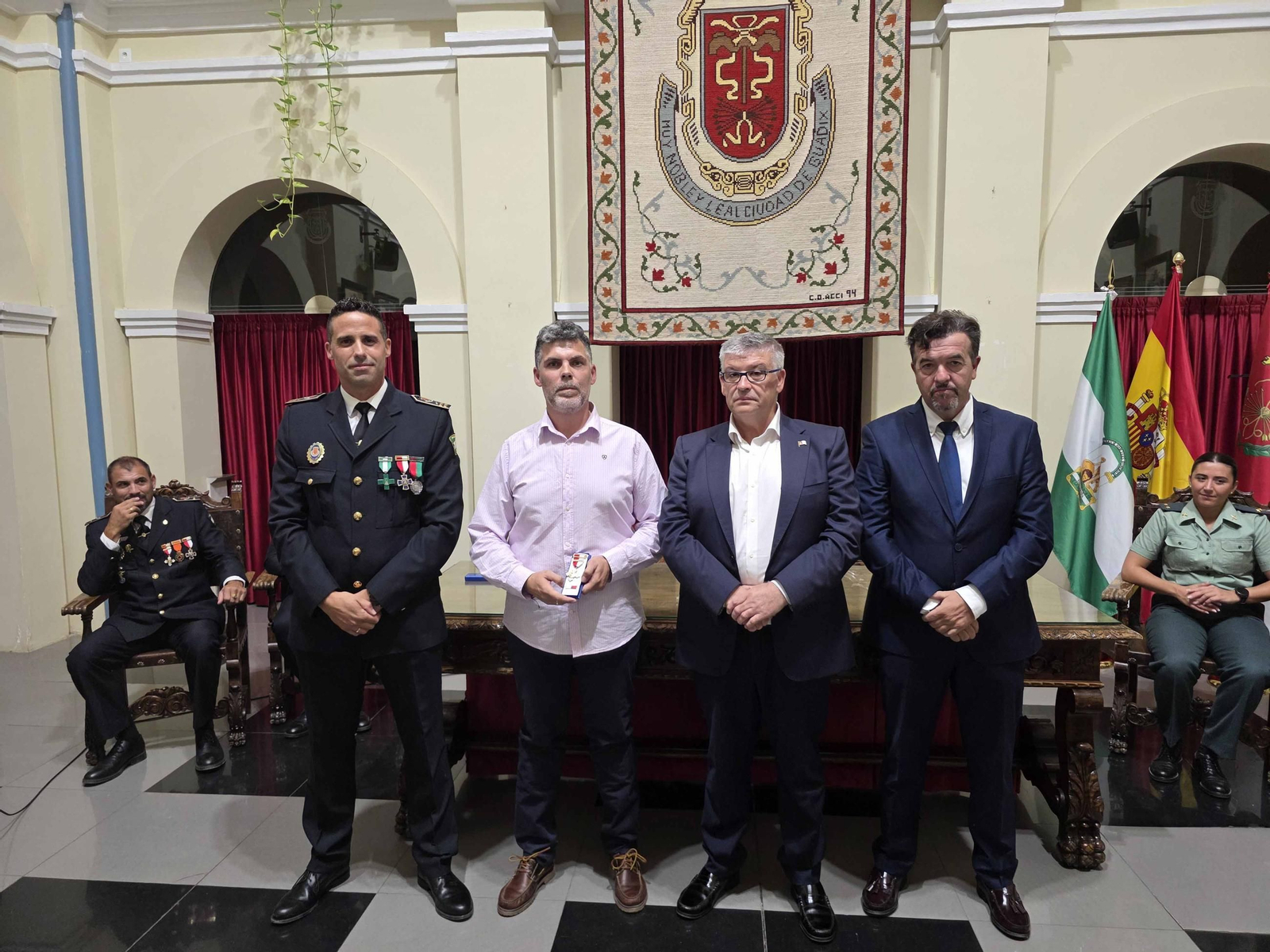 Fotos: La Policía Local de Guadix celebra la festividad de su patrón y reconoce a los agentes jubilados