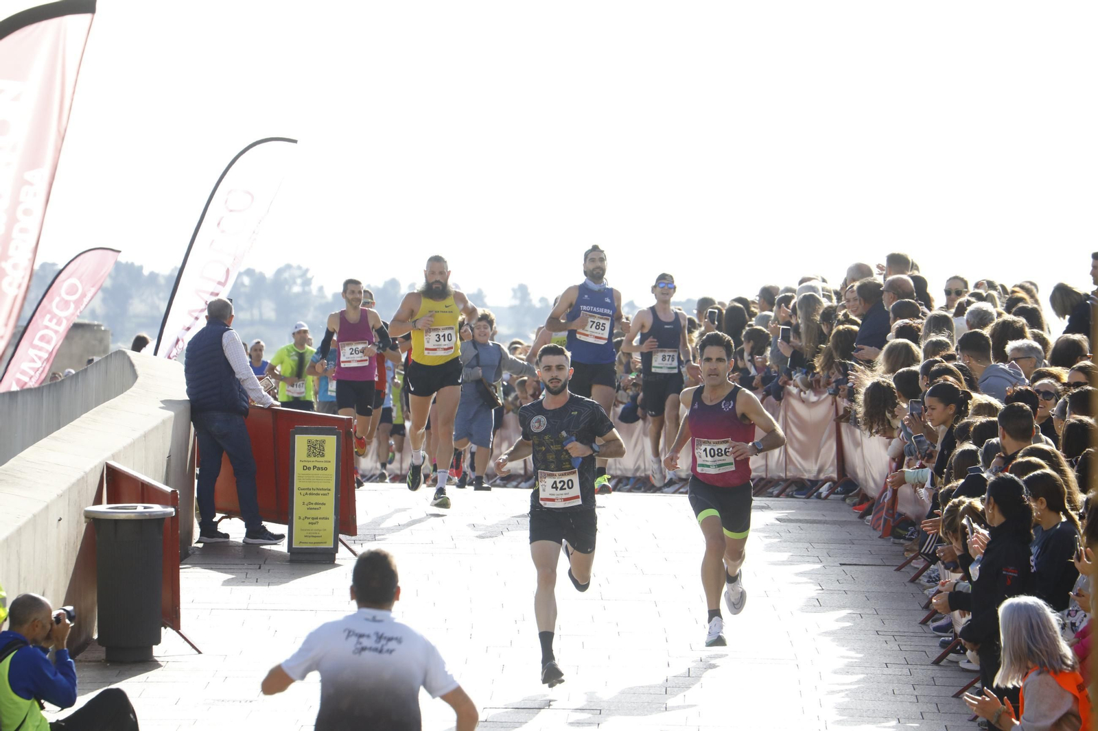 La gloria de cruzar la Puerta del Puente: las fotos de la línea de meta de la Media Maratón de Córdoba 2024
