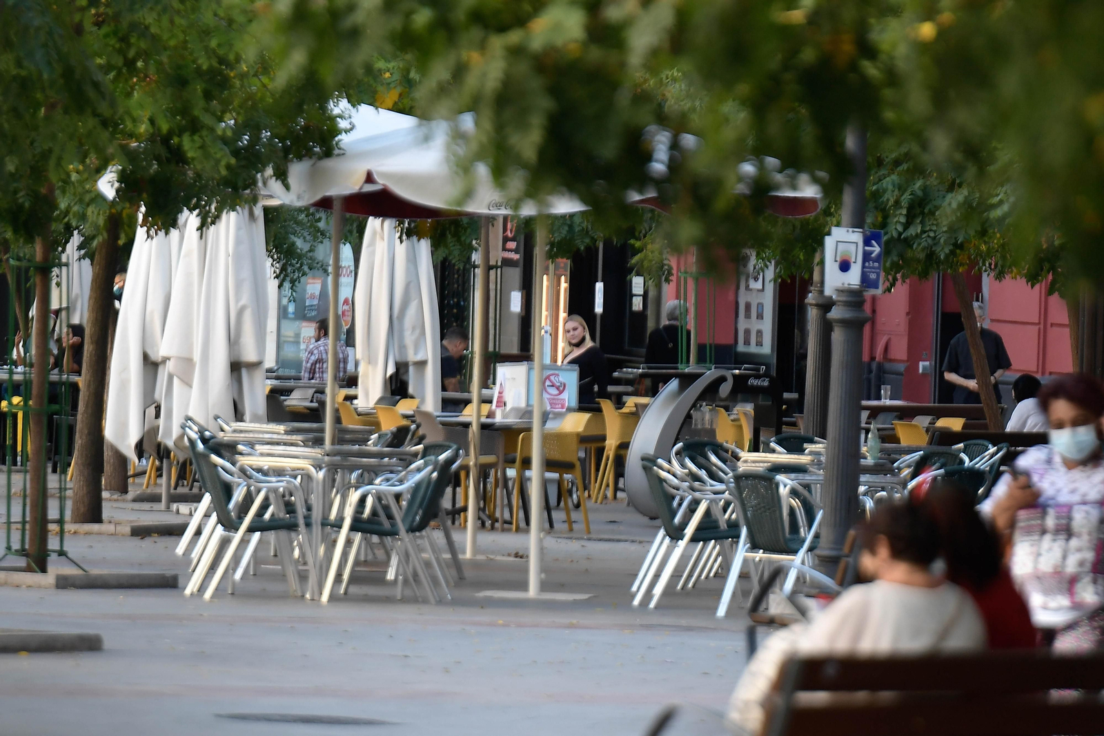 Una terraza sin apenas clientes en el centro de la ciudad