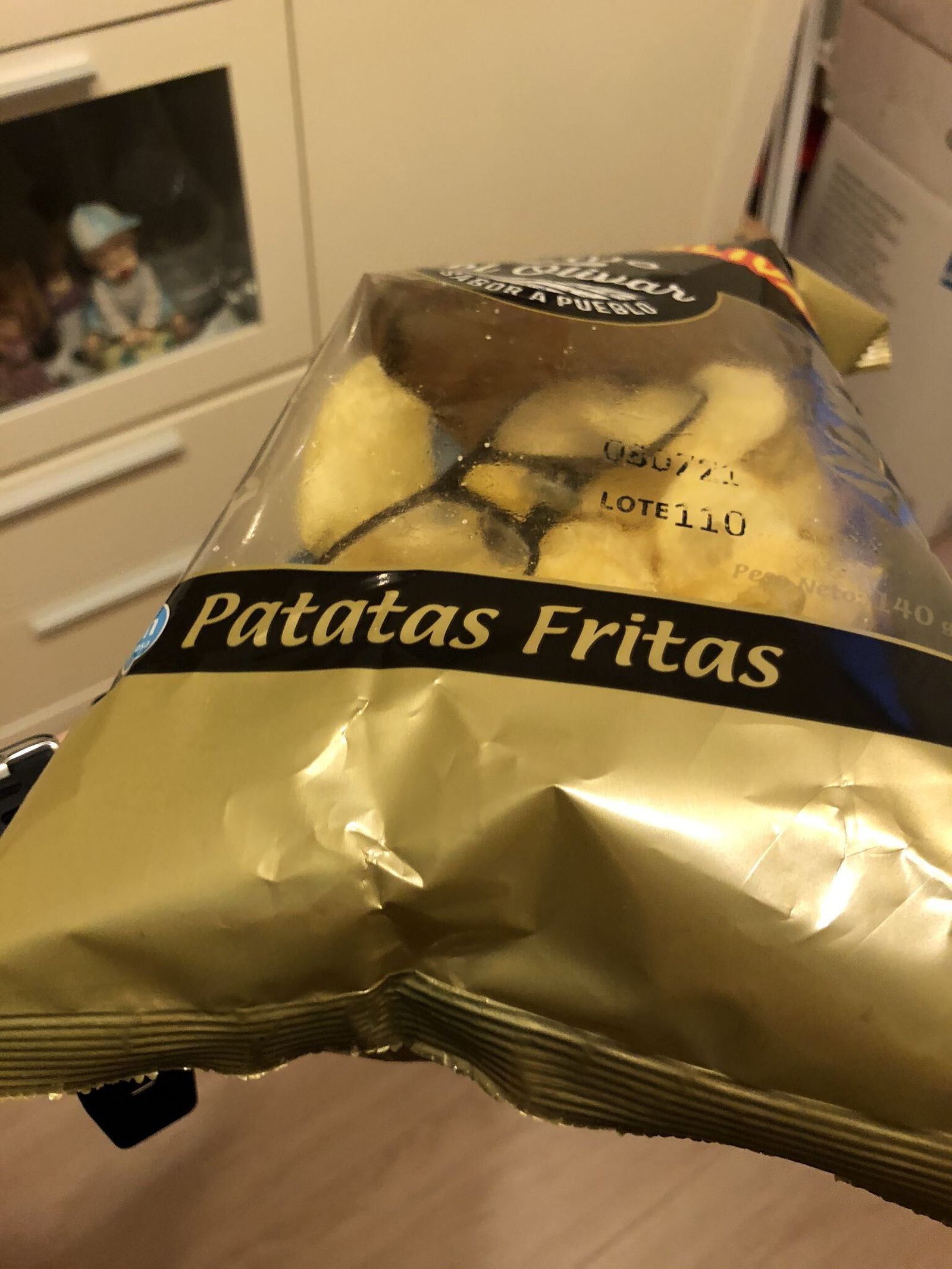 Una imagen de las gafas dentro del paquete de patatas.