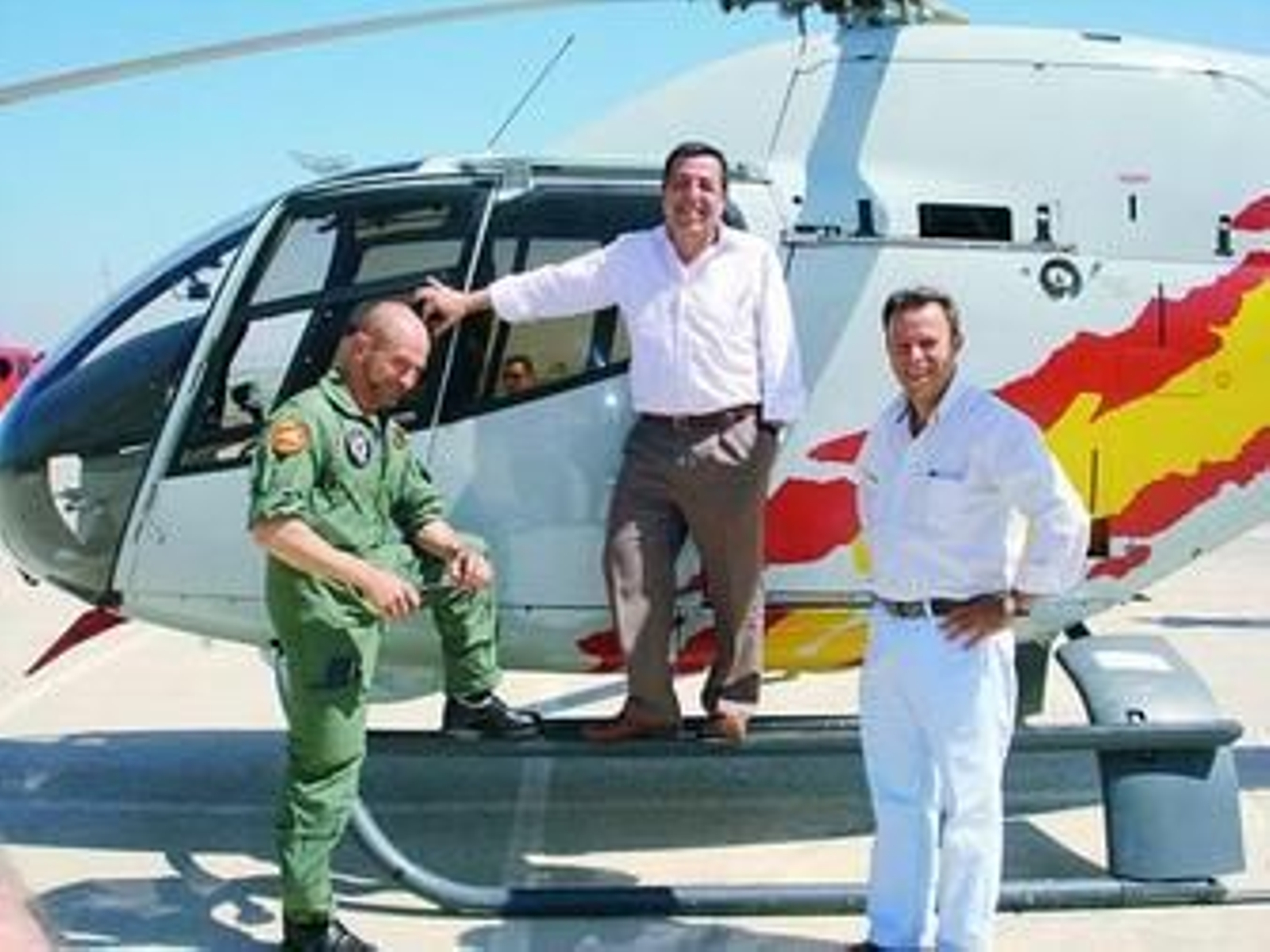 Ricardo Millán con el concejal de Festejos y el comandante Alcantud.