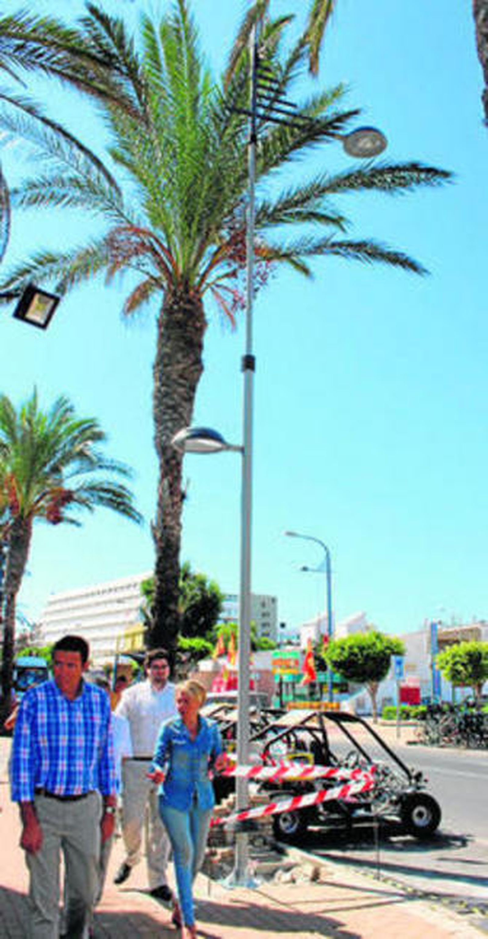 La concejala visitó ayer las tareas de iluminación en la Urbanización.