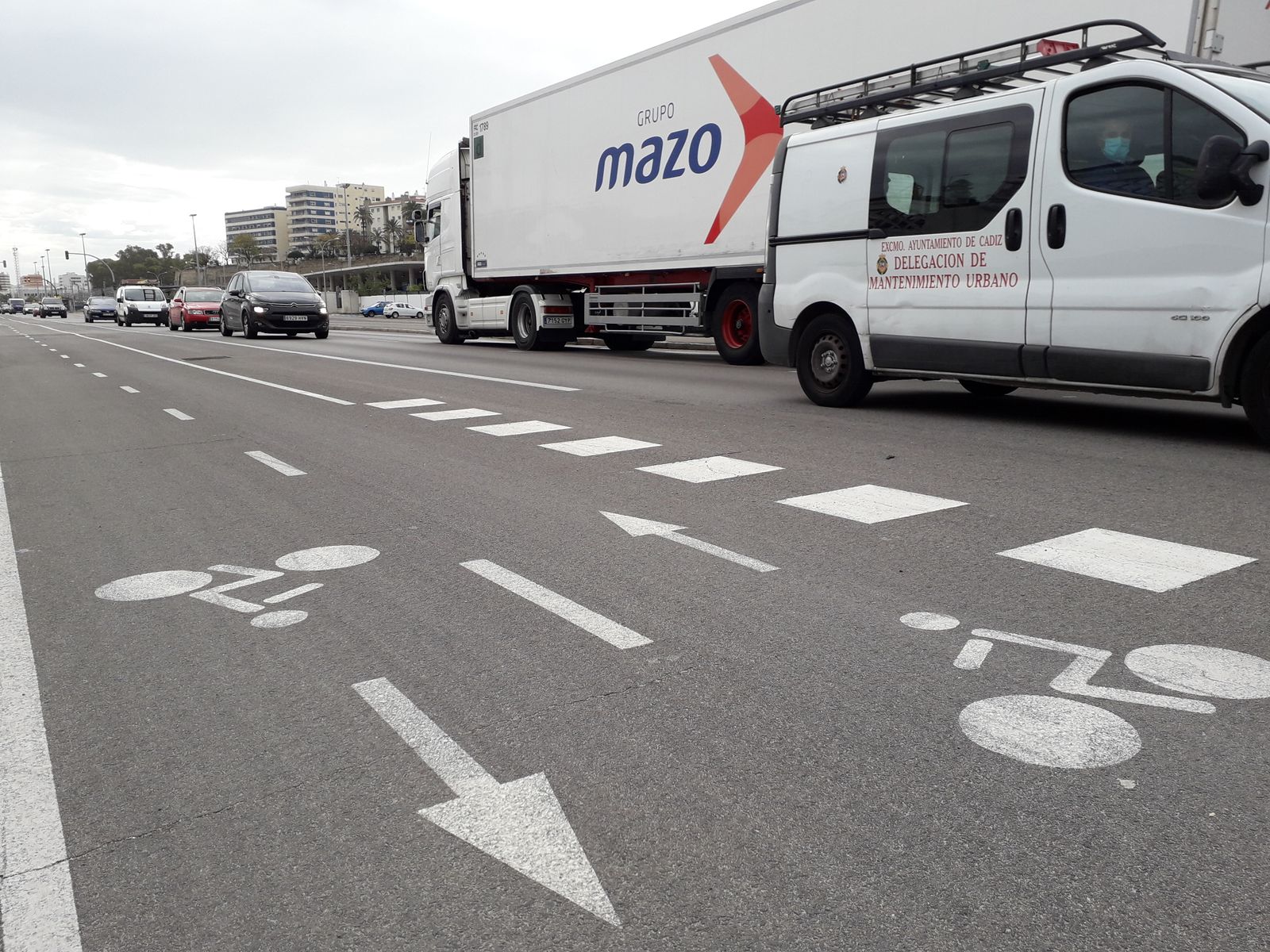 Los ciclistas alertan del peligro que supone la falta de pivotes de separación entre el carril bici y el destinado al resto de vehículos