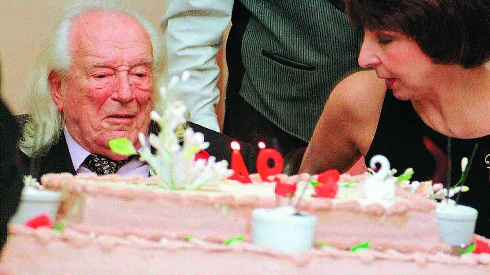 María Asunción Mateo con el poeta en su 94 cumpleaños.