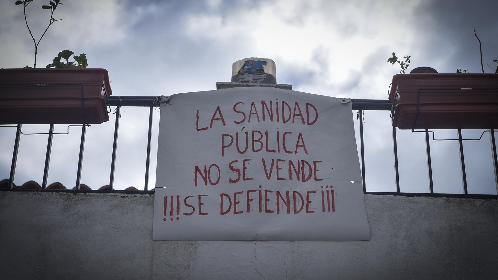 Un cartel, en defensa de la sanidad pública, que ha colocado en su casa un vecino.