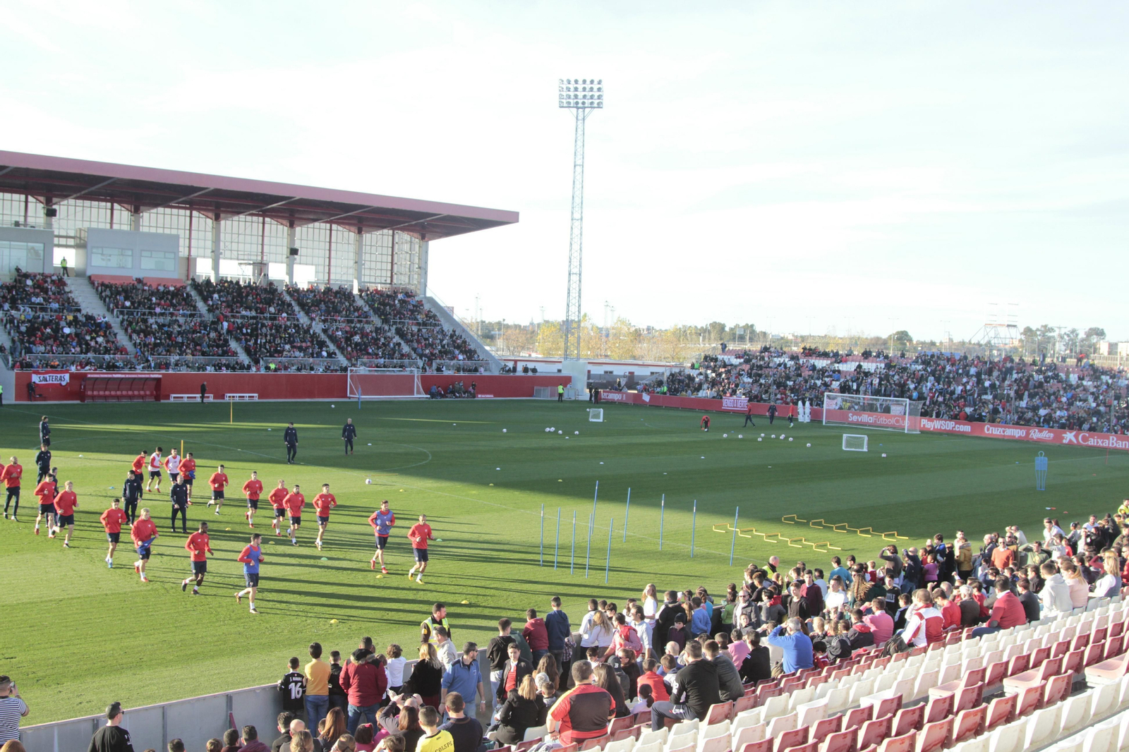 El entrenamiento del Sevilla a puerta abierta