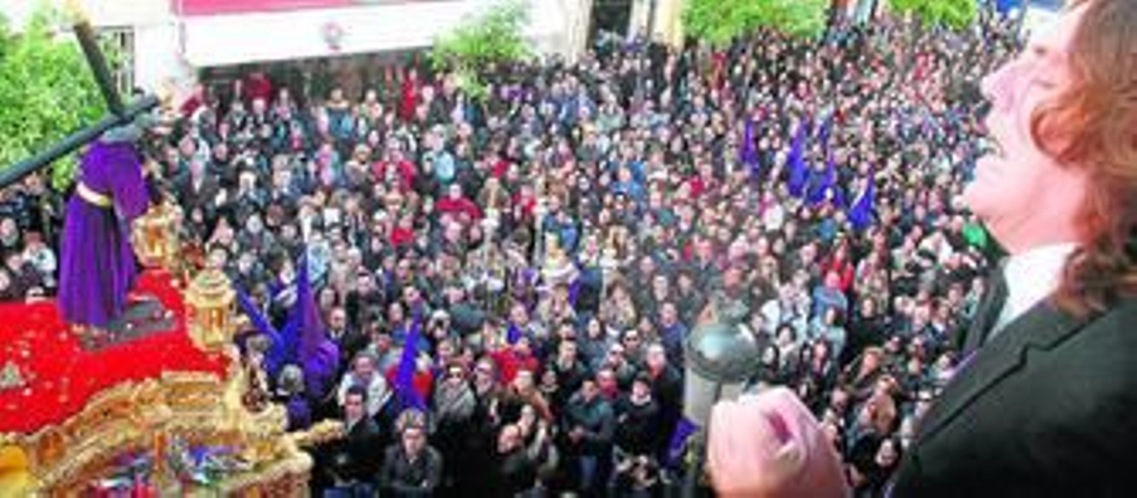 Pepe 'El Marismeño' le canta al Señor de Huelva en su calle, ante la mirada atenta de las cientos de personas que le acompañaban. Pepe 'El Marismeño' le canta al Señor de Huelva en su calle, ante la mirada atenta de las cientos de personas que le acompañaban.