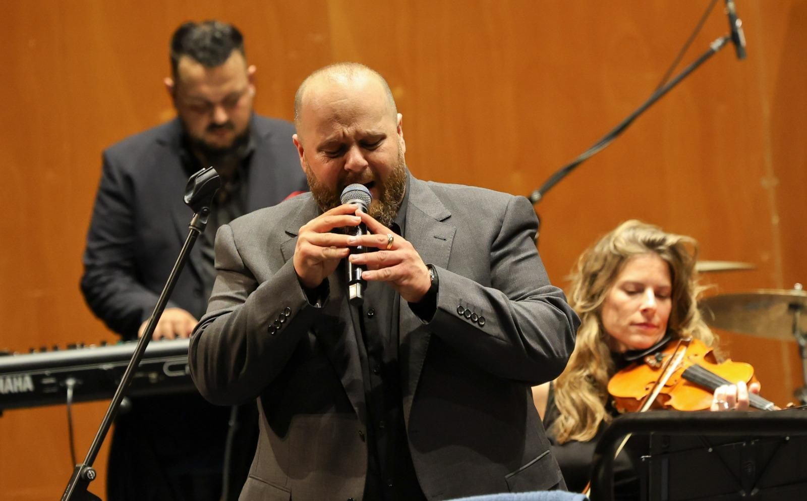 El concierto de David Barrull y la Orquesta Sinfónica de Triana en el Teatro Cervantes, en imágenes