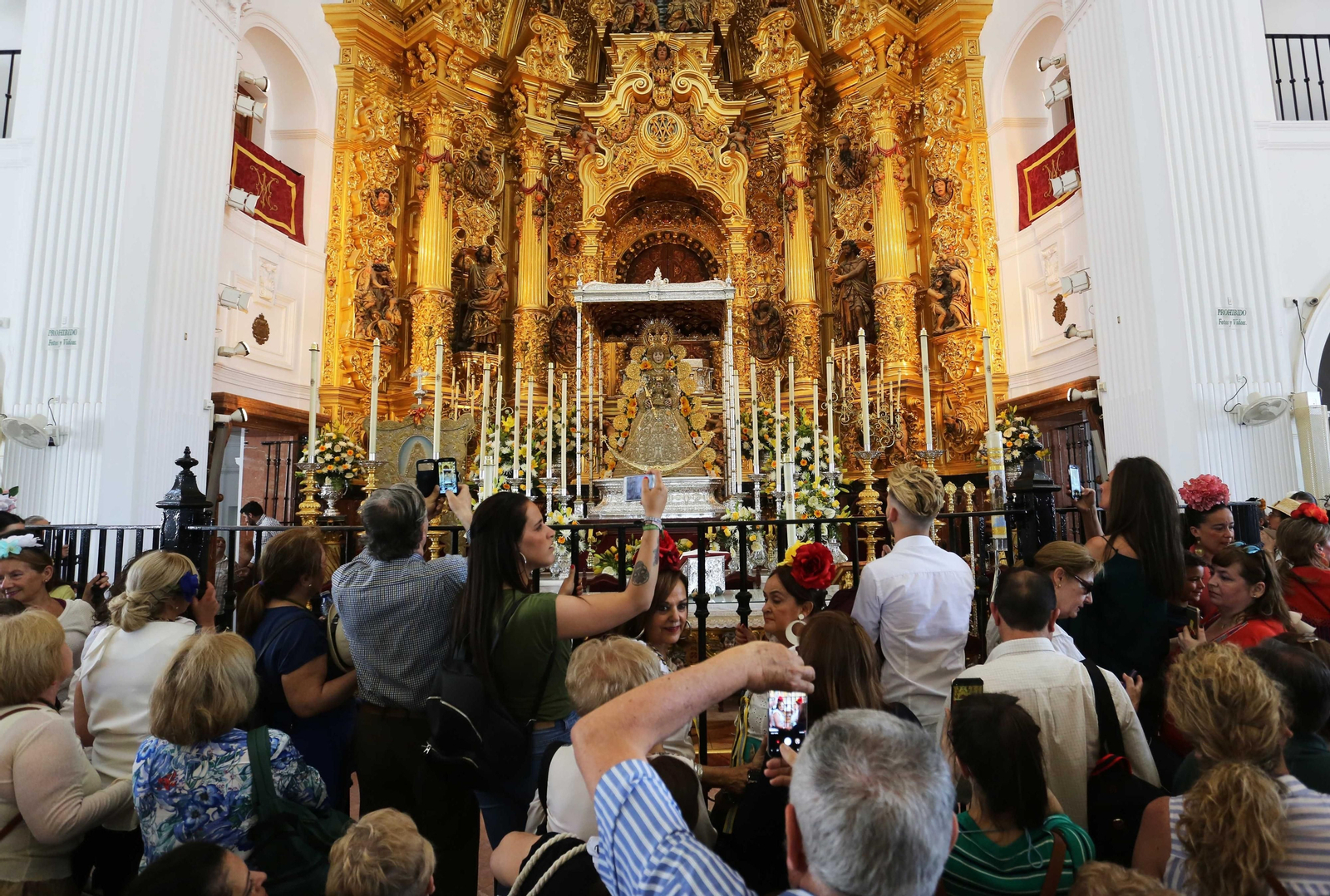 1. La Virgen del Rocío en su ermita esperando a sus hijos. 2. Rocieras jerezanas cantando en las casas de la aldea 3. Rocieros de la peña 'El Sopetón' 4. La casa de los Valderas no puede faltar en Muñoz y Pabón 5. Un grupo de rocieros jerezanos aguardan la salida de la Blanca Paloma.