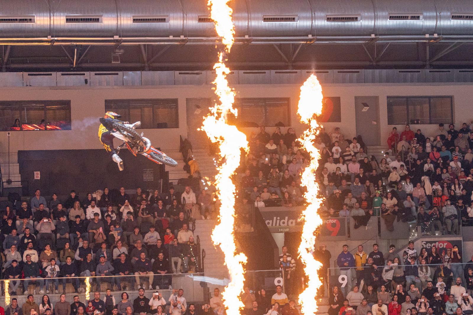 En imágenes: el Olivo Arena vibra con piruetas y motor en estado puro en el Soloflow Freestyle (1)