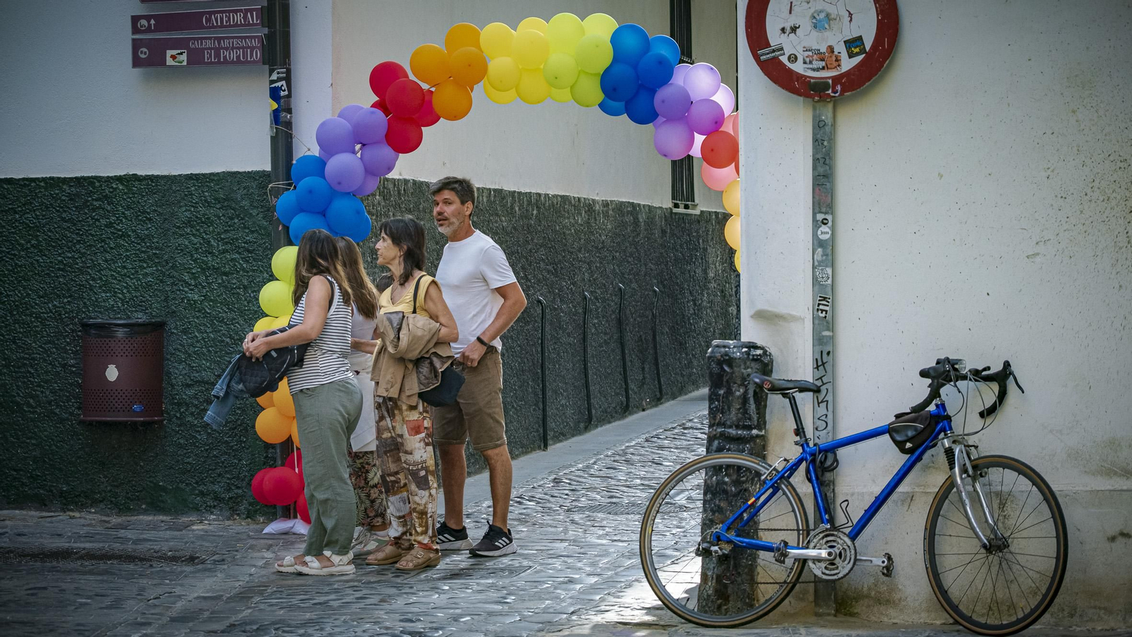 Ambiente previo al Corpus y Día del Orgullo en la Plaza de La catedral de Cádiz