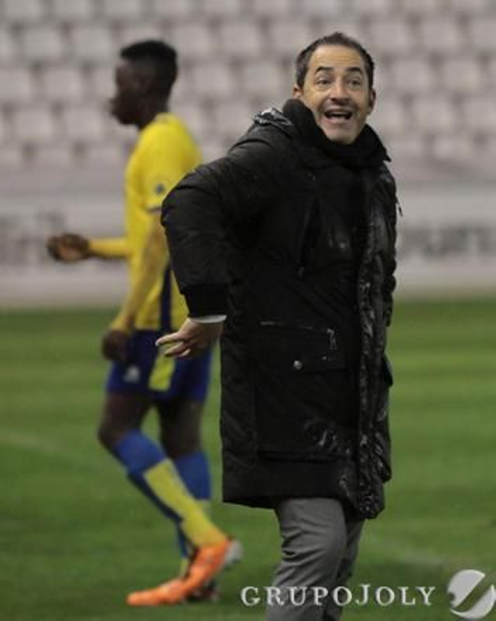 Antonio Gómez da instrucciones a sus jugadores. 

Foto: LOF