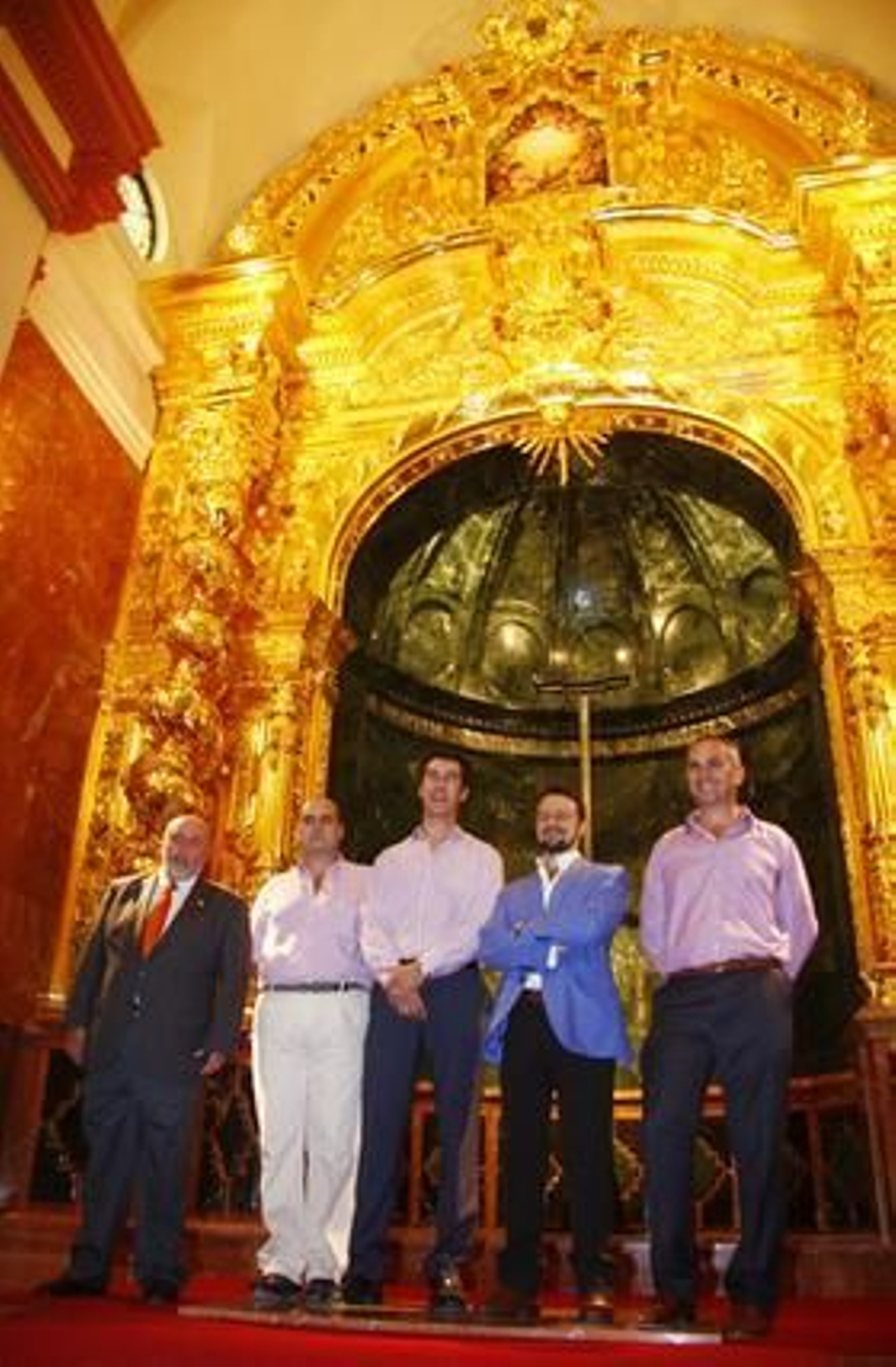 Mármol, bronce y madera son los materiales que forman el monumental retablo que acogerá al Cristo de la Expiración.

Foto: Victoria Hidalgo