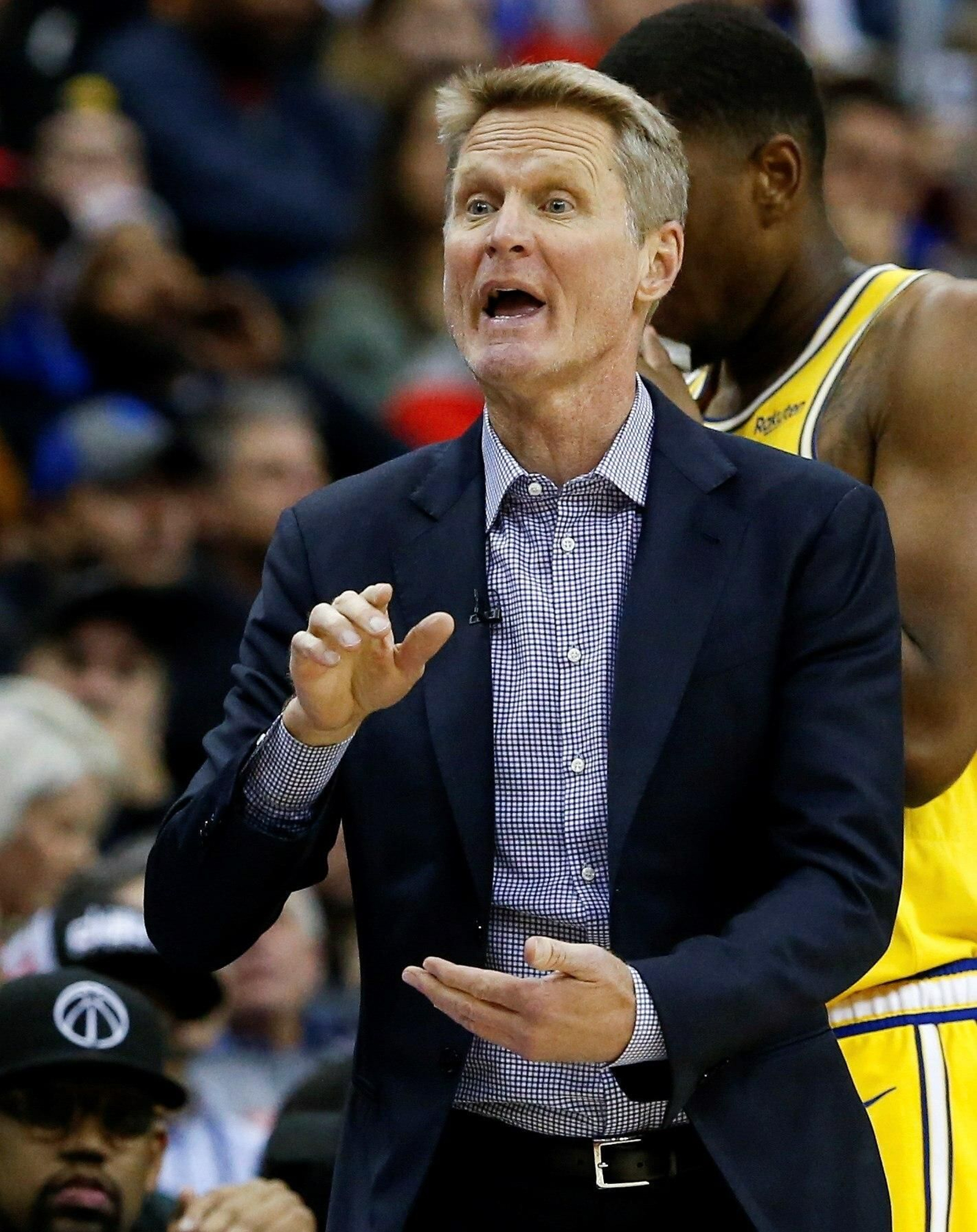 Steve Kerr da indicaciones durante un partido con los Warrios.