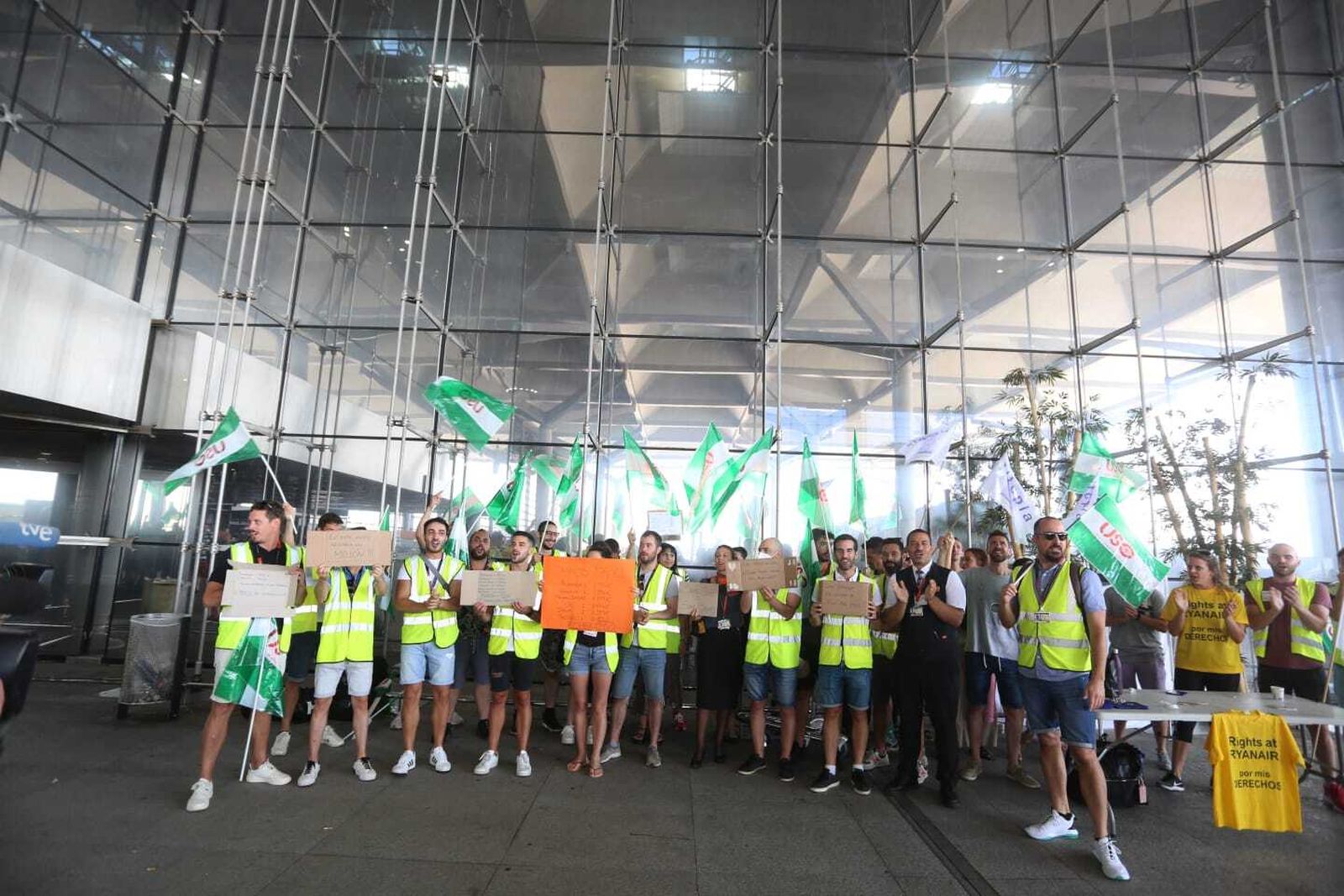 Los tripulantes de cabina de Ryanair se manifiestan a las puertas del aeropuerto de Málaga.