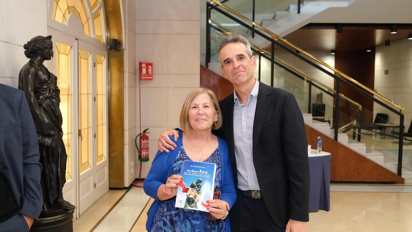 El Doctor Antonio Ríos presenta su libro 'Una Rodilla Feliz', en imágenes