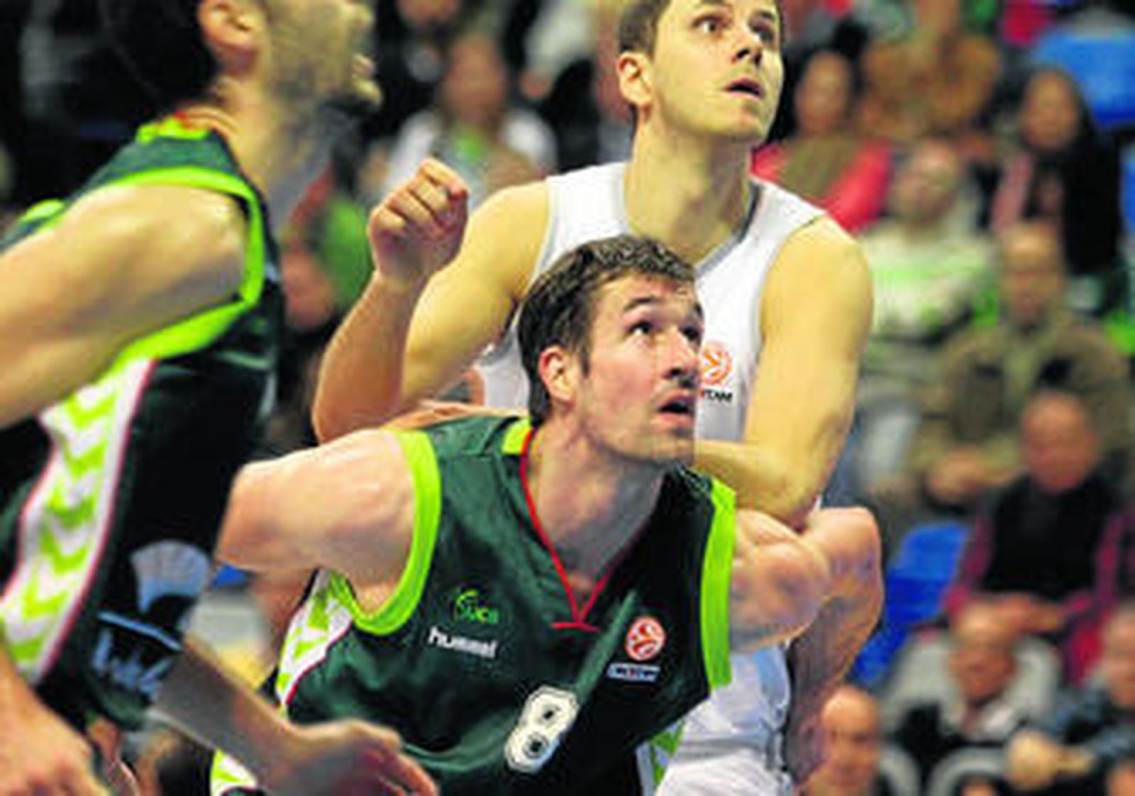 Andy Panko pelea por situarse bajo el aro y capturar un rebote ante el Brose Baskets.