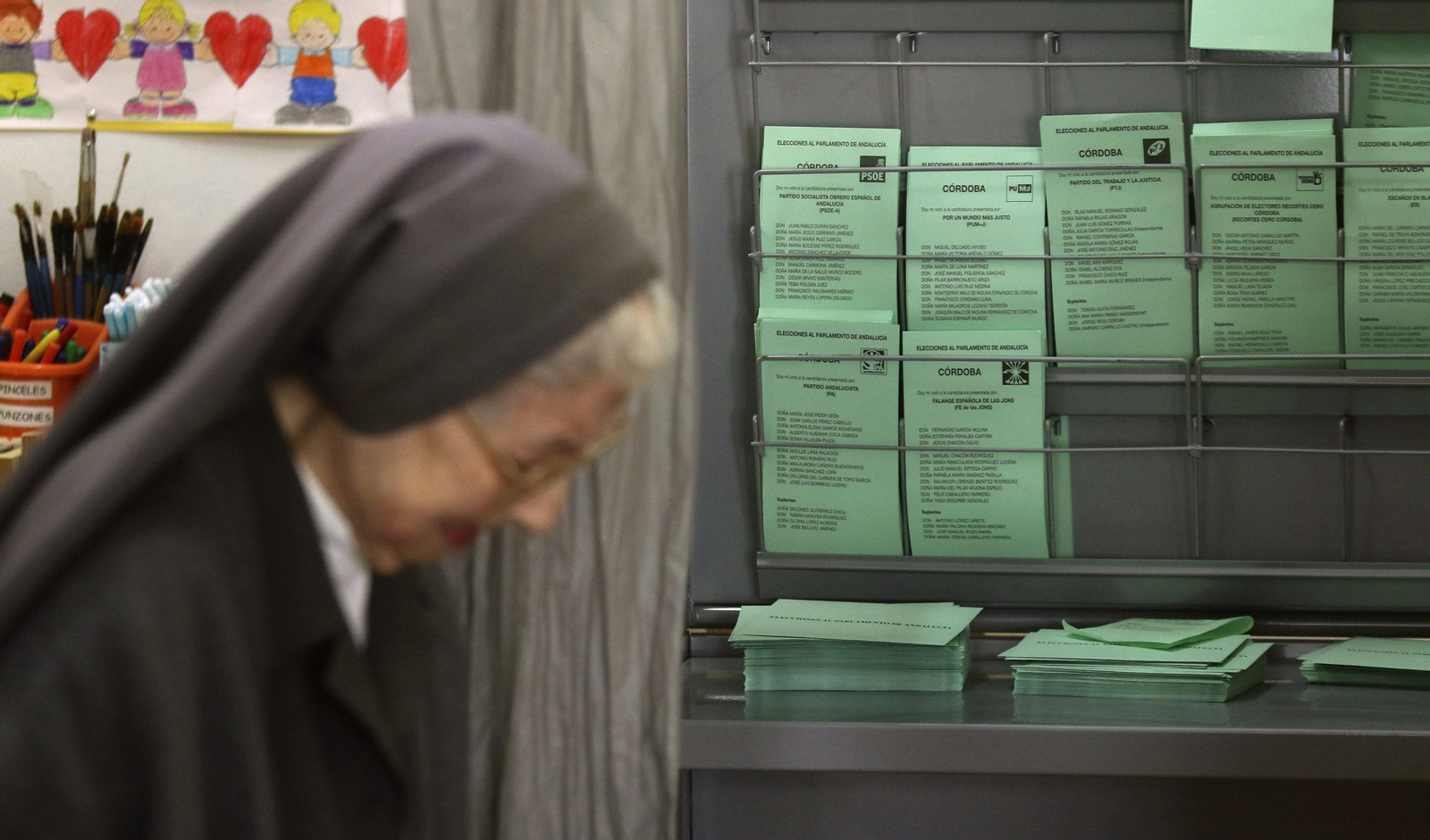 Papeletas de los distintos partidos en unas elecciones andaluzas anteriores.