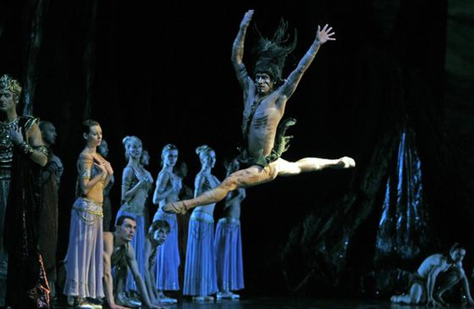 El Ballet de la Ópera de Varsovia representa 'La Bayadère' en el Teatro de la Maestranza, una obra sobre la supervivencia del amor tras la muerte.

Foto: Antonio Pizarro