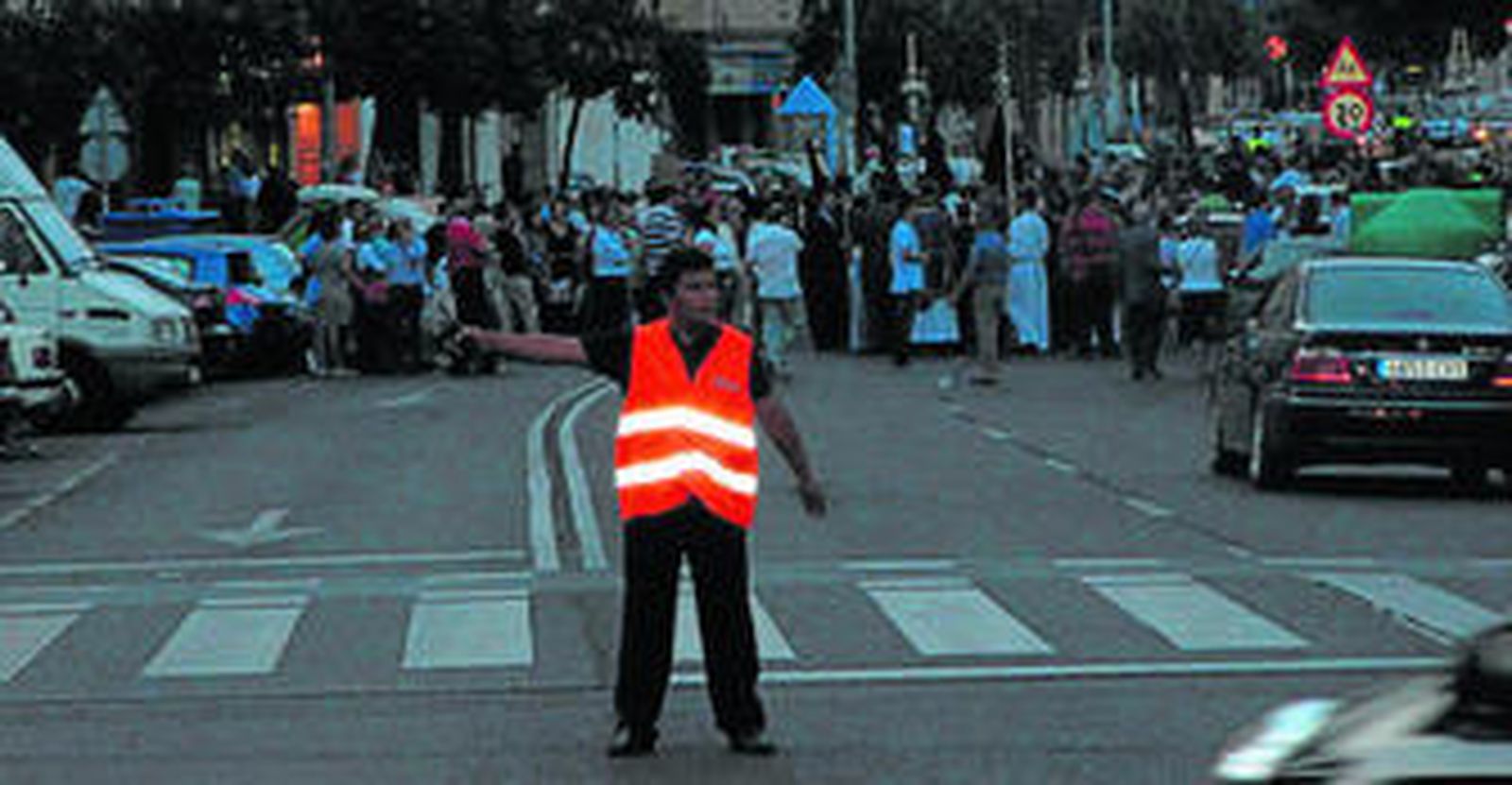 Un joven que hace trabajos comunitarios en Protección Civil regula el tráfico, el sábado, en la calle Samaniego.