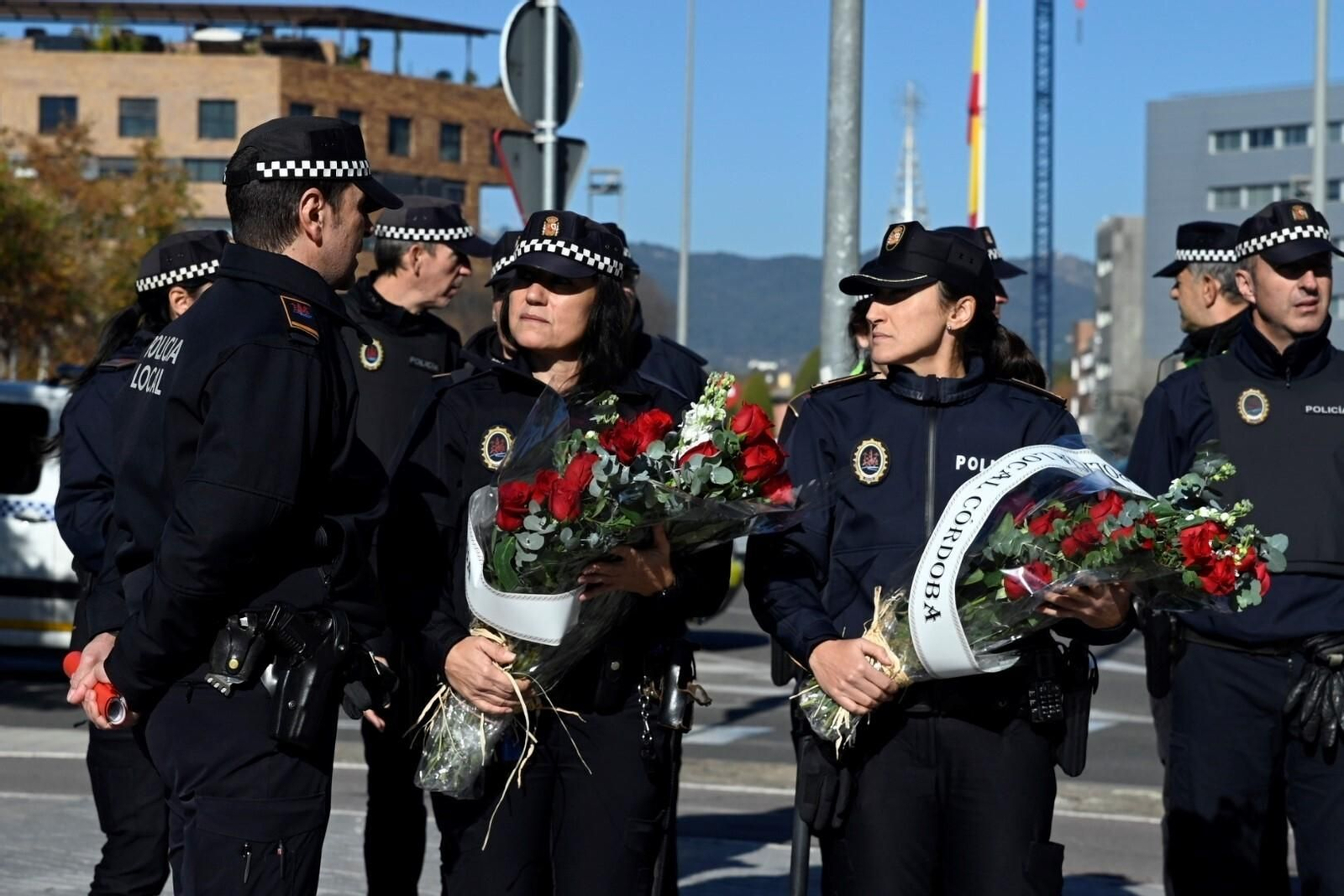 Las imágenes de la ofrenda floral a María de los Ángeles García y María Soledad Muñoz, policías locales asesinadas en acto de servicio en 1996.