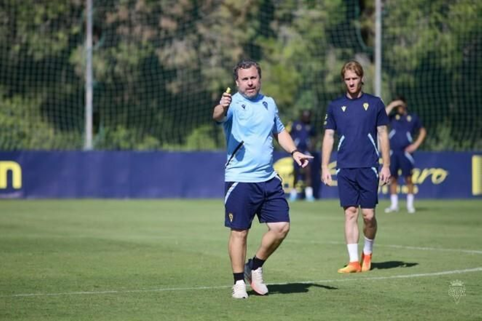 Sergio González da instrucciones en presencia d Álex Fernández.