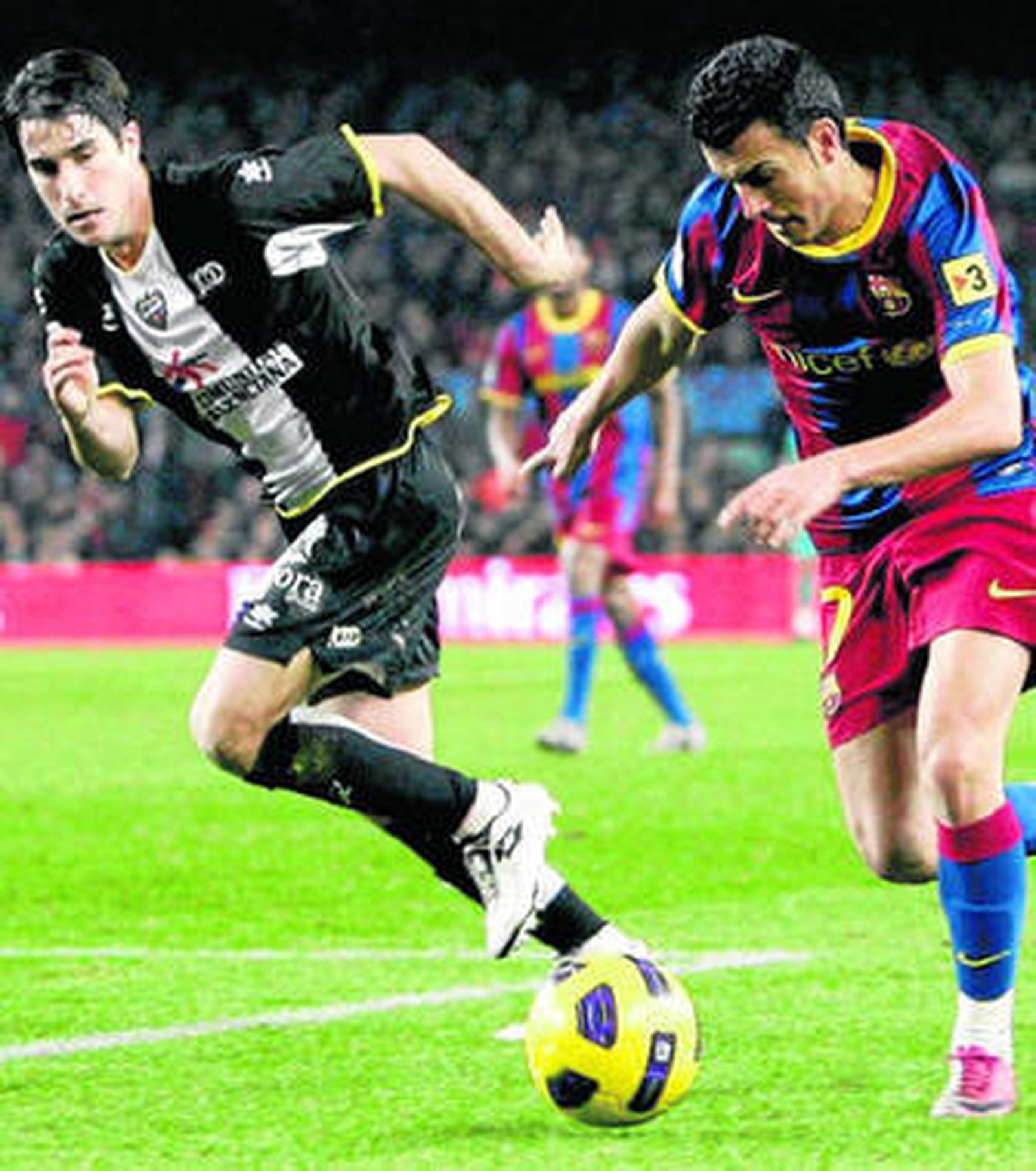 Pedro conduce el balón ante la presión del defensa levantinista Cerra.