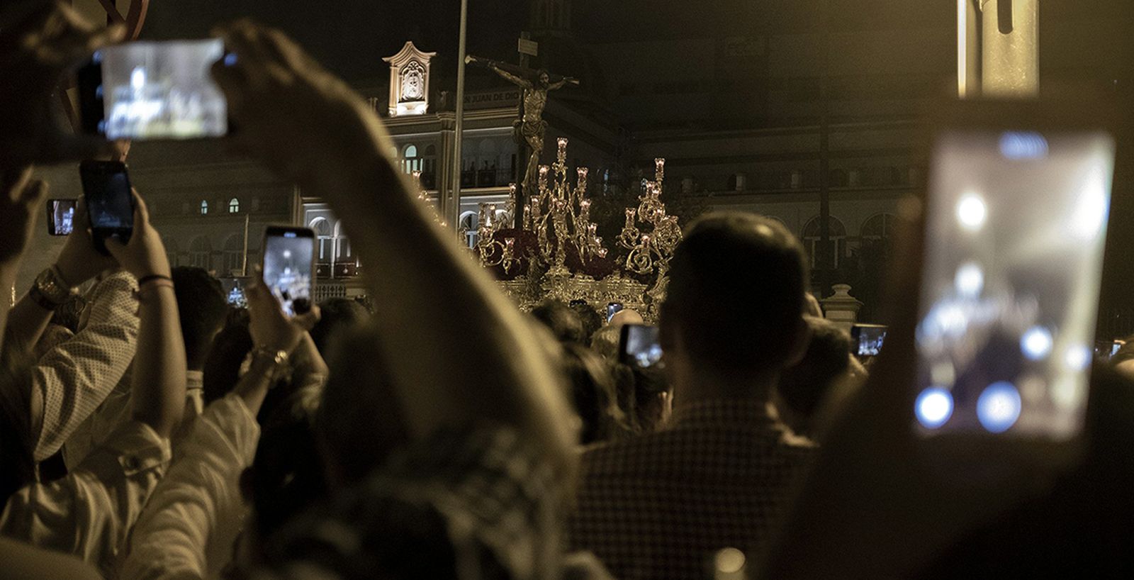 El paso del Cristo de la Sed en su salida extraordinaria.