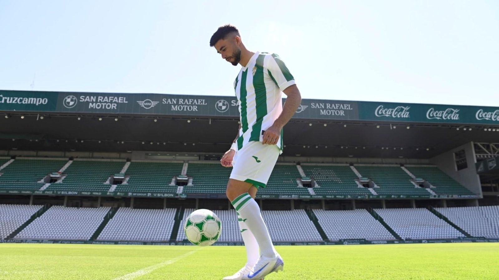 Jacobo da toques al balón en su presentación como jugador del Córdoba CF.