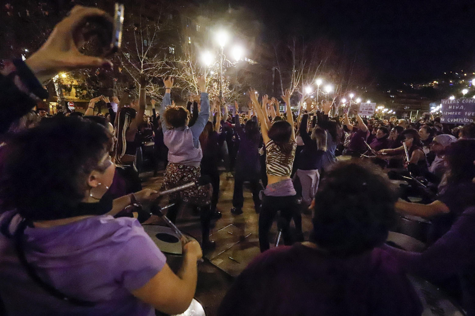 Una ola morada inunda la avenida principal de Granada en el Día de la Mujer