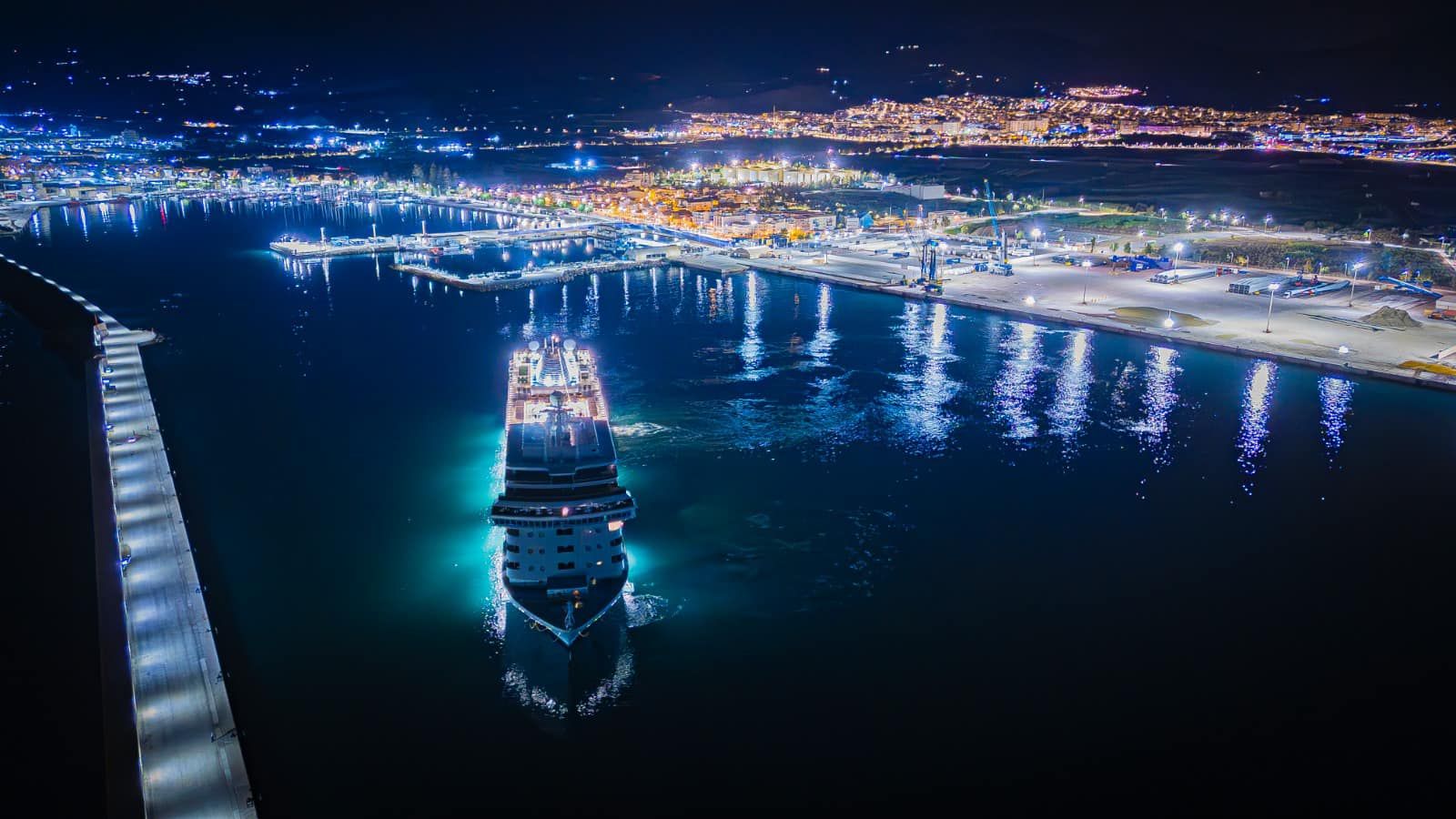 Así ha sido la visita del crucero Seven Seas Splendor al puerto de Motril, a vista de dron
