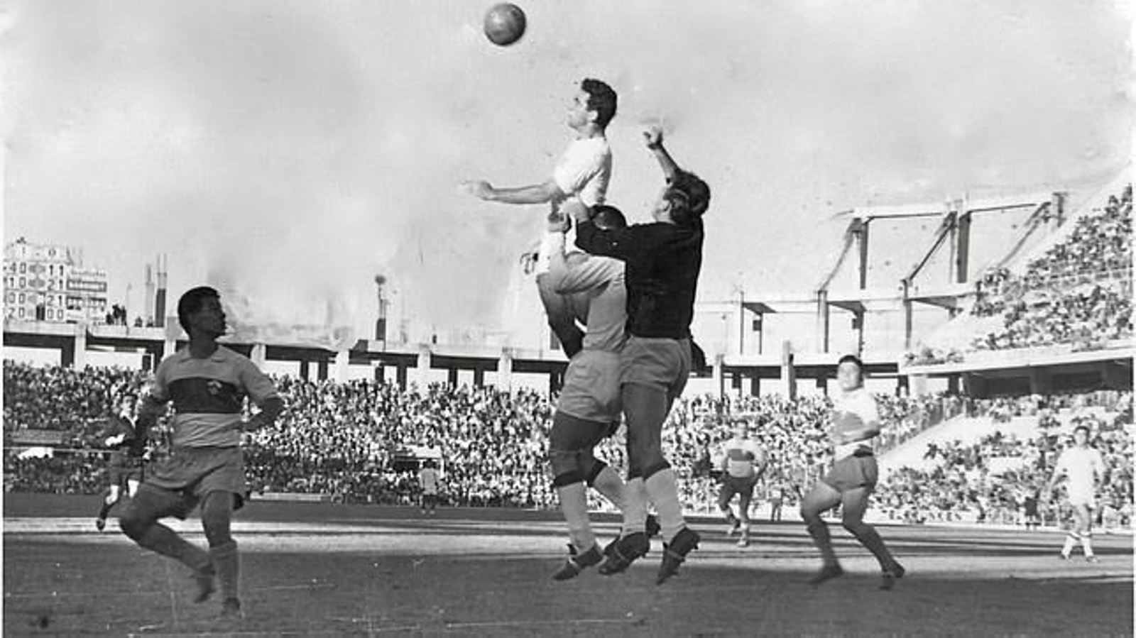Campanal, en un espectacular salto en un partido en el Sánchez-Pizjuán.