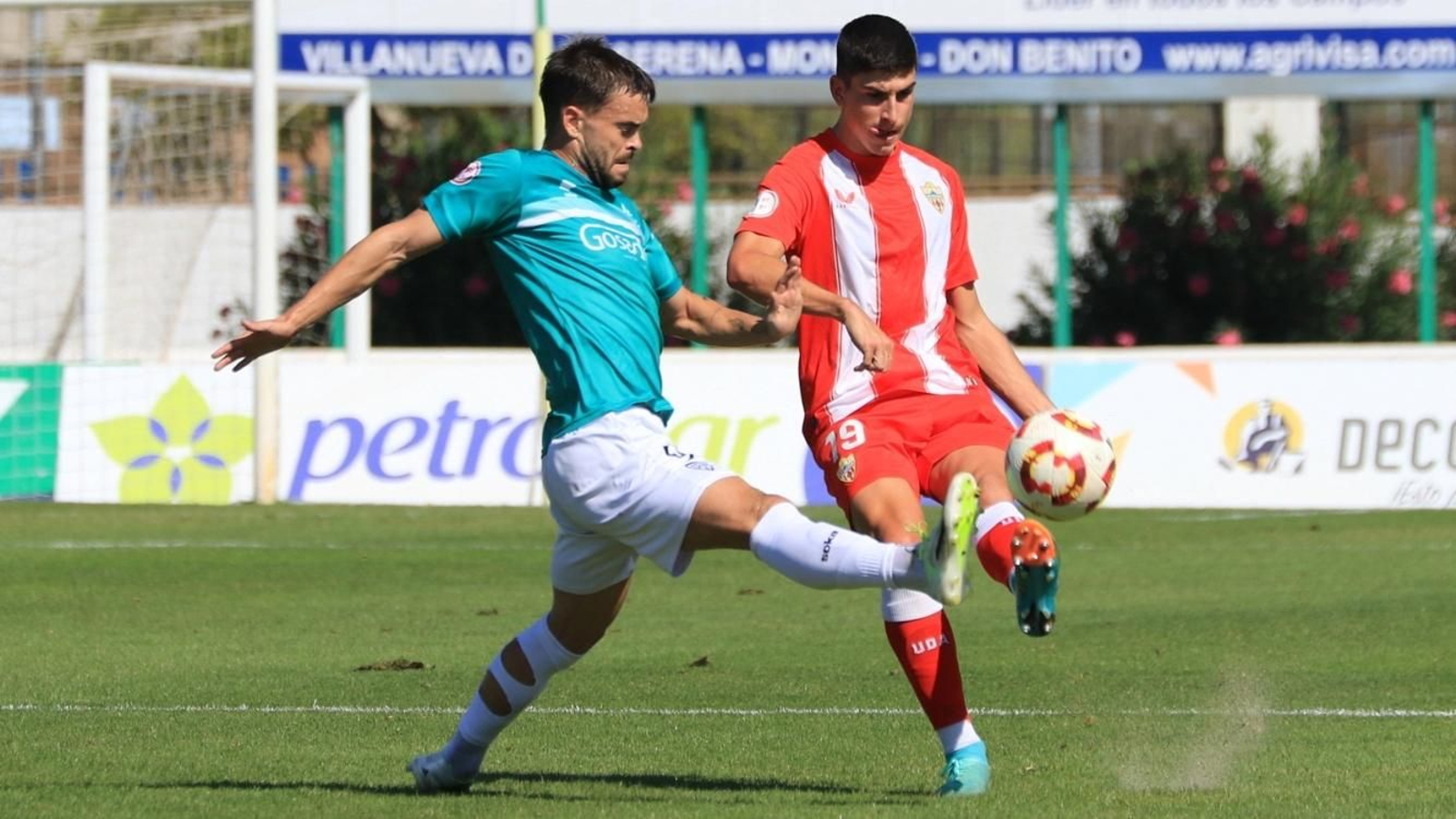 René Pérez busca un desplazamiento en largo en el duelo contra el Villanovense. René Pérez busca un desplazamiento en largo en el duelo contra el Villanovense.