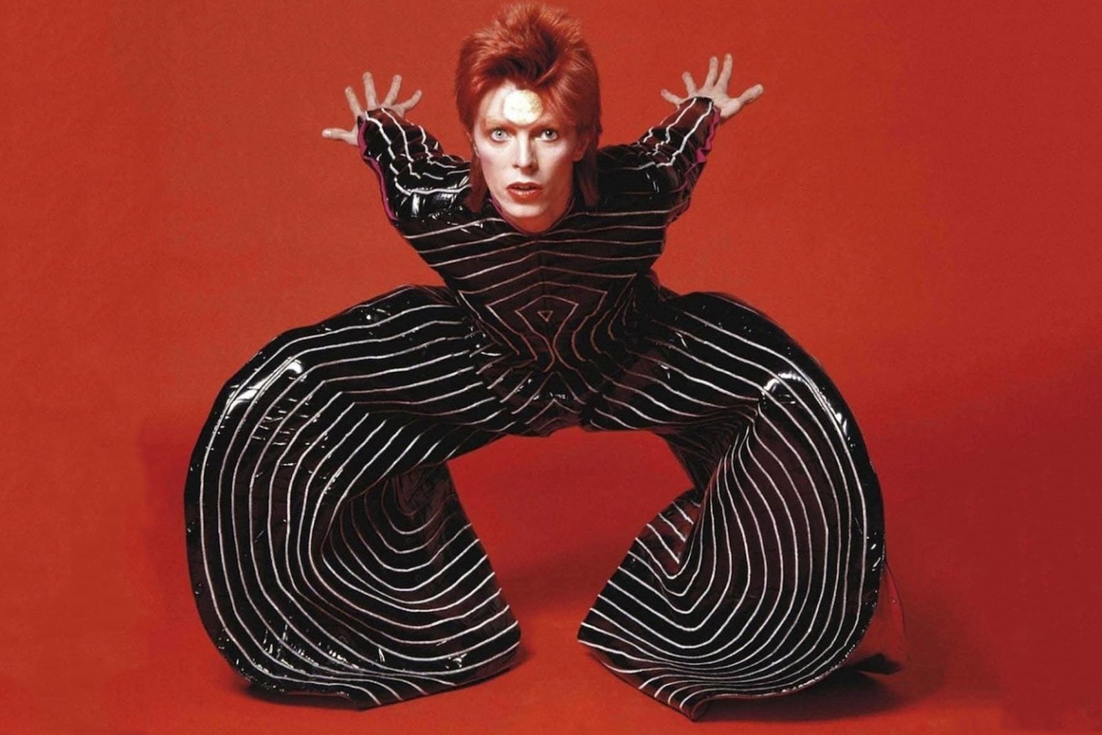 Una inmersión en  el Orbe Bowie. En las  fotografías, distintas imágenes  y dependencias que forman parte de 'David Bowie Is', la exposición del Victoria and Albert Museum de Londres  que puede verse hasta finales  de septiembre, en el Museo  del Diseño de Barcelona.
