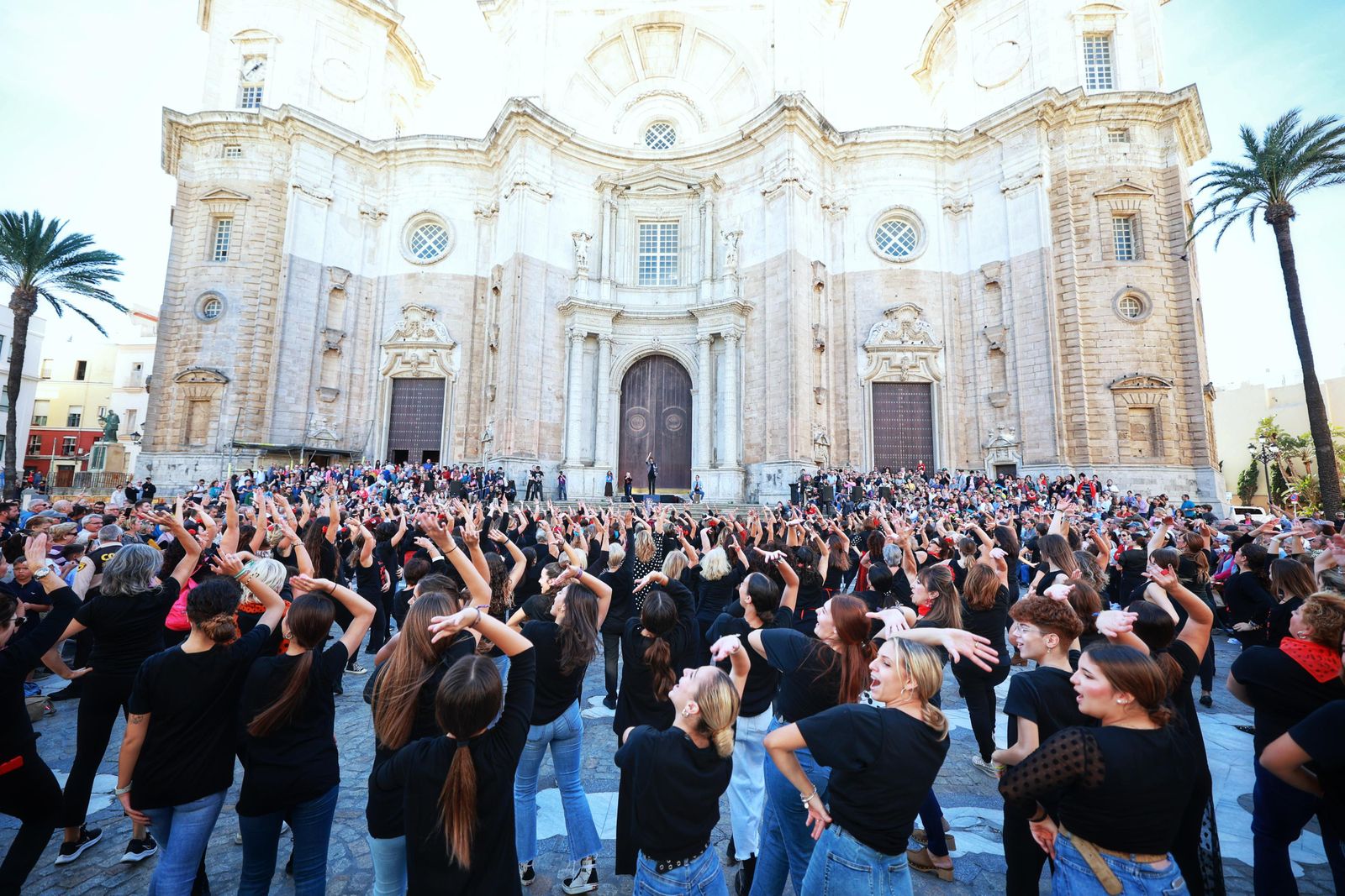 Imágenes del 'flashmob' por el Día del Flamenco en Cádiz